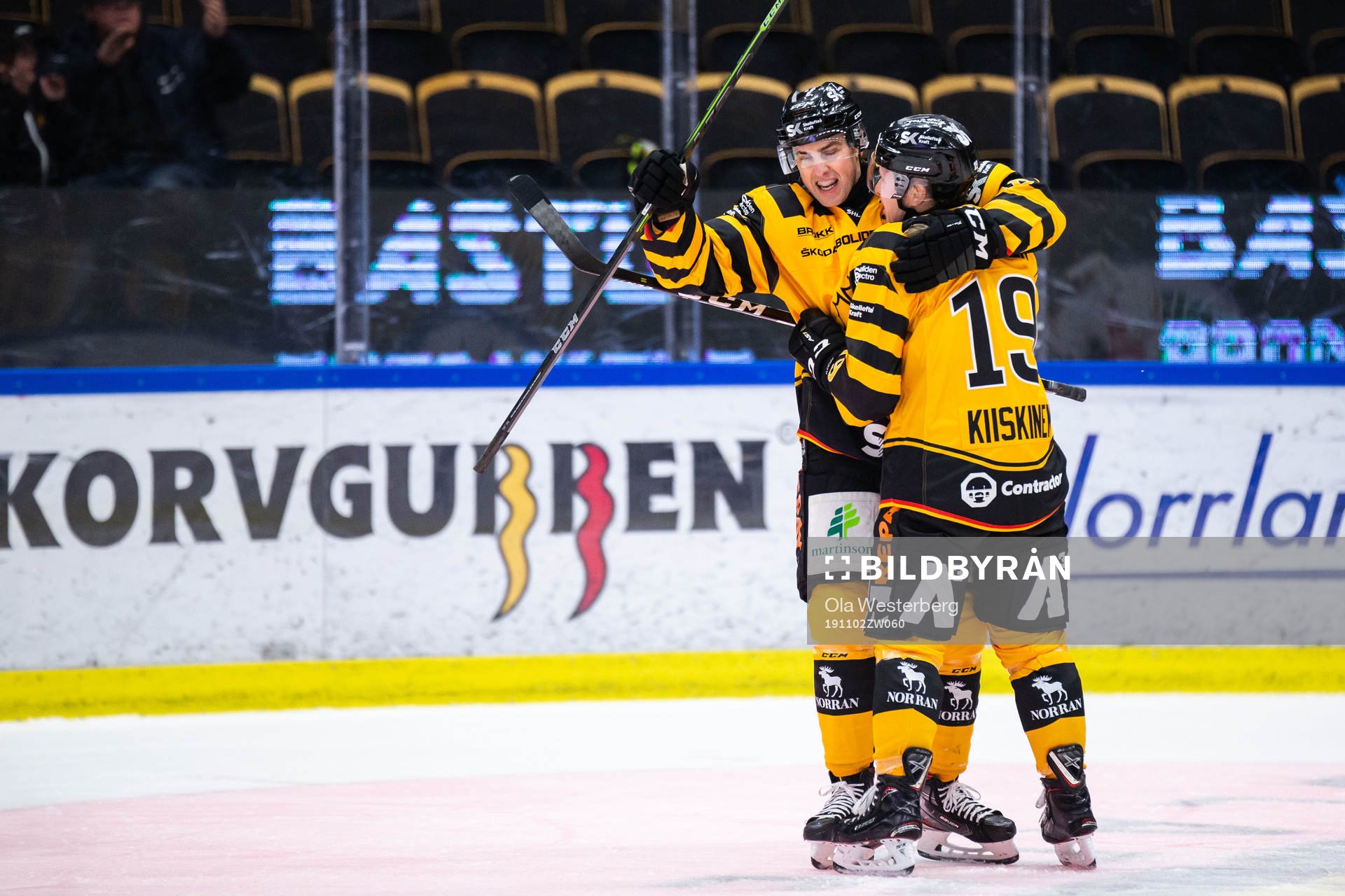 Skellefteås Joakim Lindström och Tuomas Kiiskinen jublar