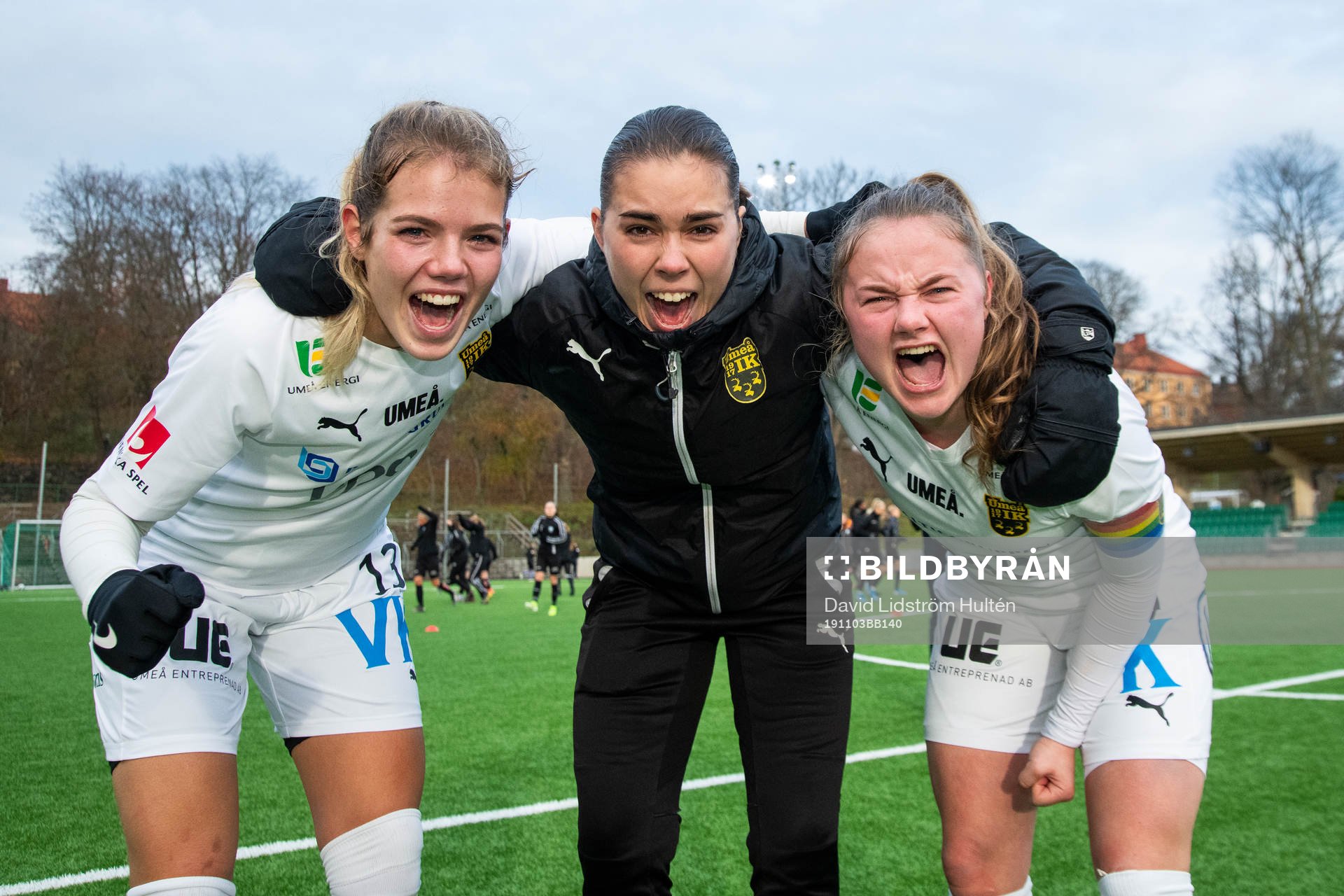 Umeås Mimmi Sellström och Elvira Fjällström jublar