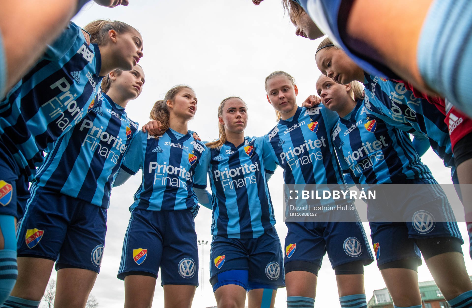 Djurgårdens spelare samlas inför fotbollsmatchen i F19-slutspelet mellan Djurgården och Umeå den 3 november 2019 i Stockholm.