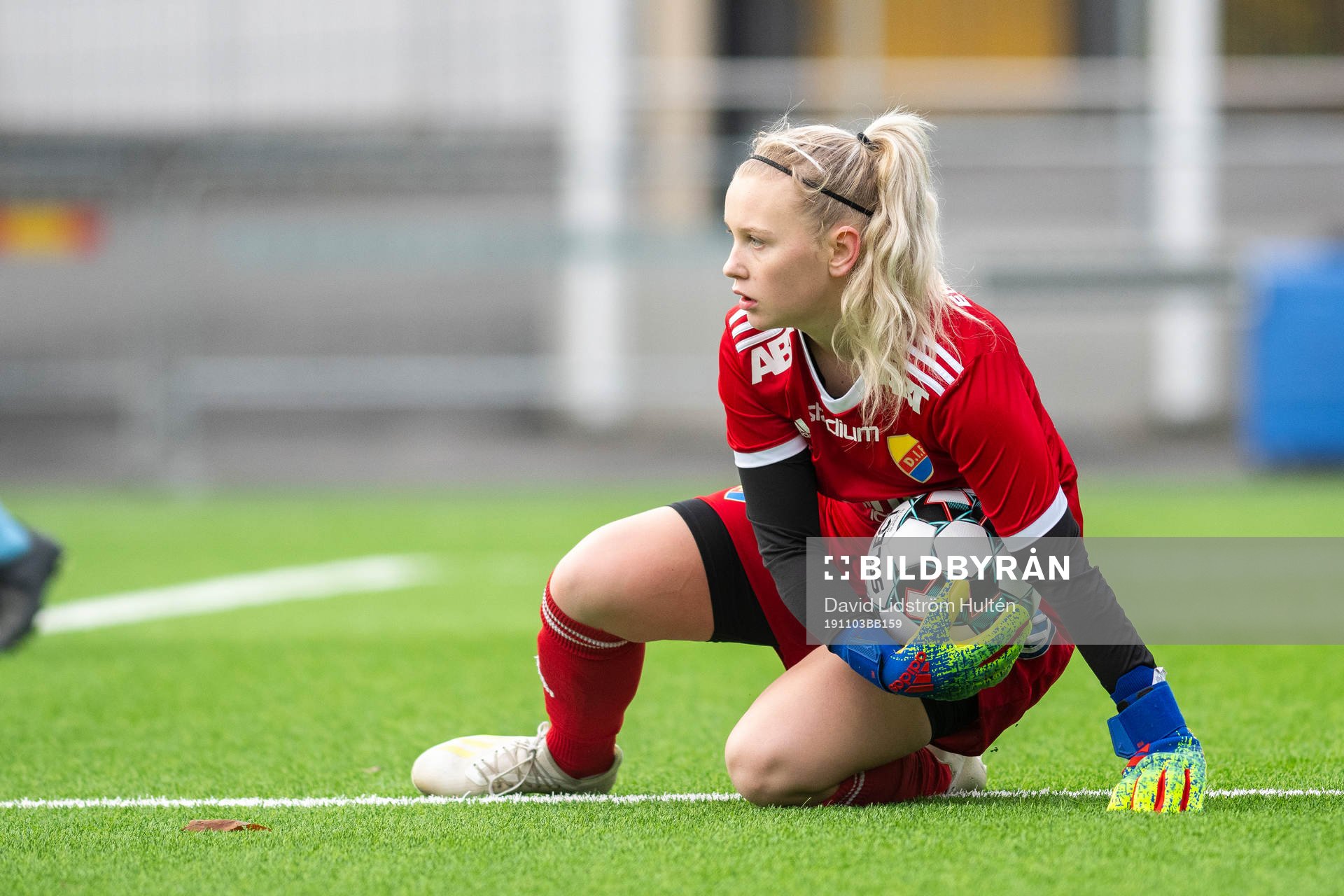 Djurgårdens målvakt Sanna Eriksson räddar ett skott