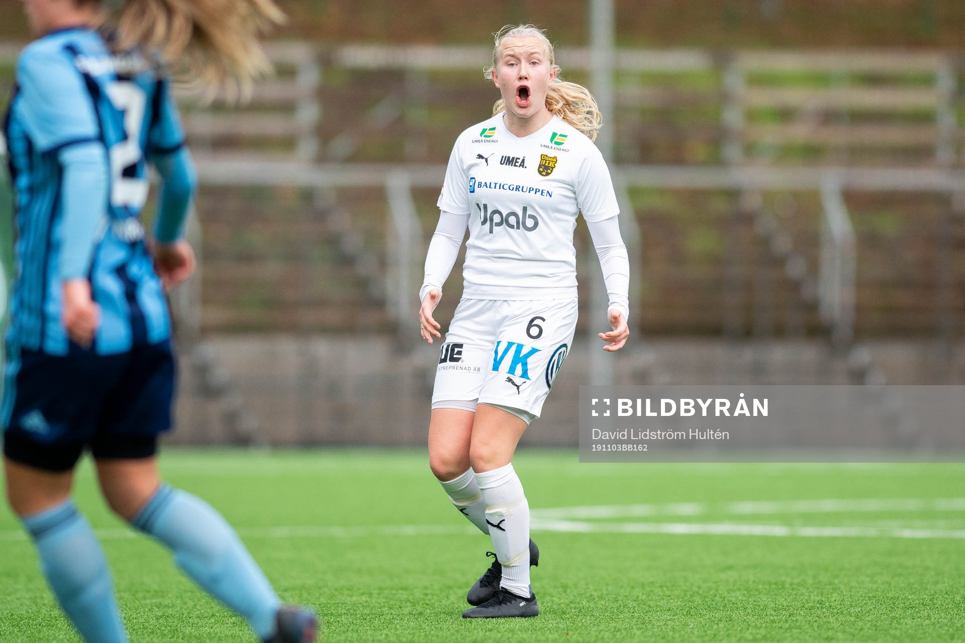 Umeås Alma Uvell reagerar under fotbollsmatchen i F19-slutspelet mellan Djurgården och Umeå den 3 november 2019 i Stockholm.