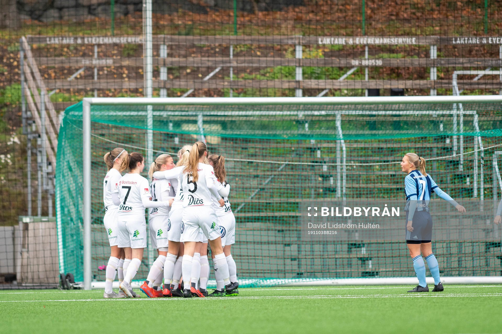 Umeås spelare jublar efter att ha gjort 1-1 under fotbollsmatchen i F19-slutspelet mellan Djurgården och Umeå den 3 november 2019 i Stockholm.