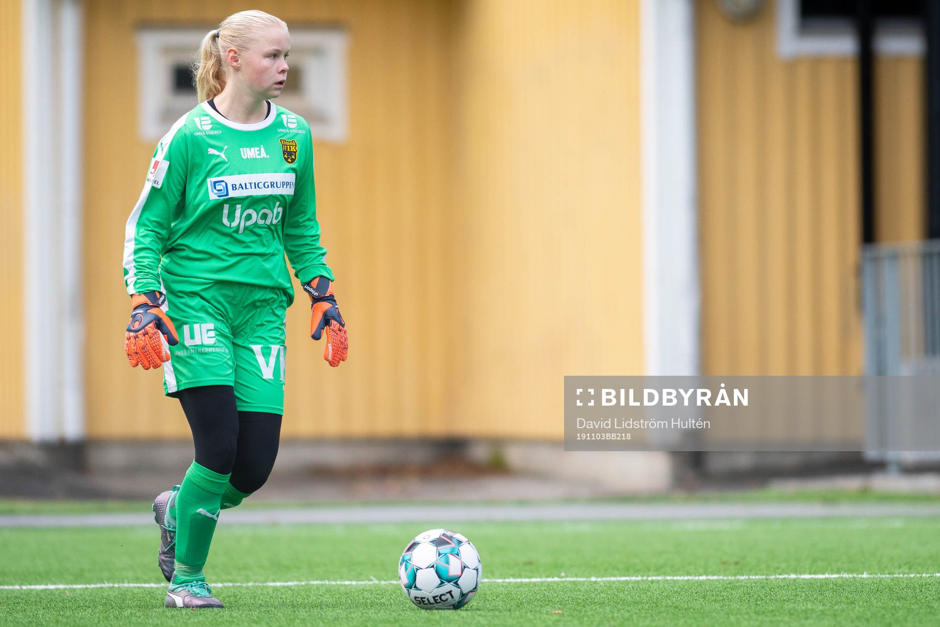 Umeås målvakt Clara Karlsson under fotbollsmatchen i F19-slutspelet mellan Djurgården och Umeå den 3 november 2019 i Stockholm.