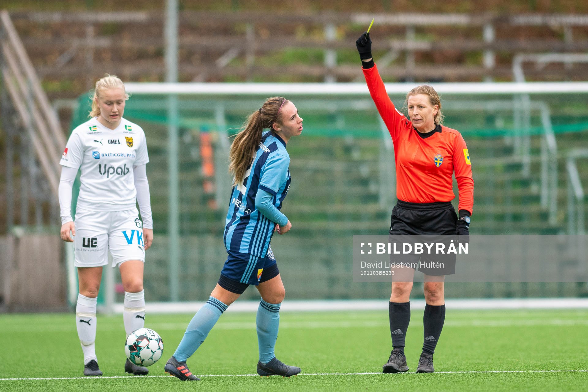 Domare Annica Torkelsson visar ett gult kort under fotbollsmatchen i F19-slutspelet mellan Djurgården och Umeå den 3 november 2019 i Stockholm.