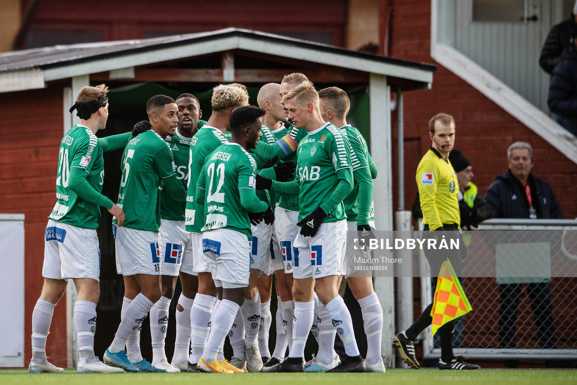 Brages Christian Kouakou jublar med lagkamrater