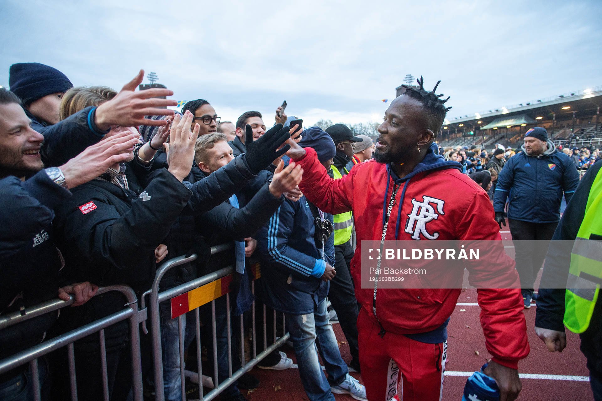 Mohamed Buya Turay hälsar på supportrar