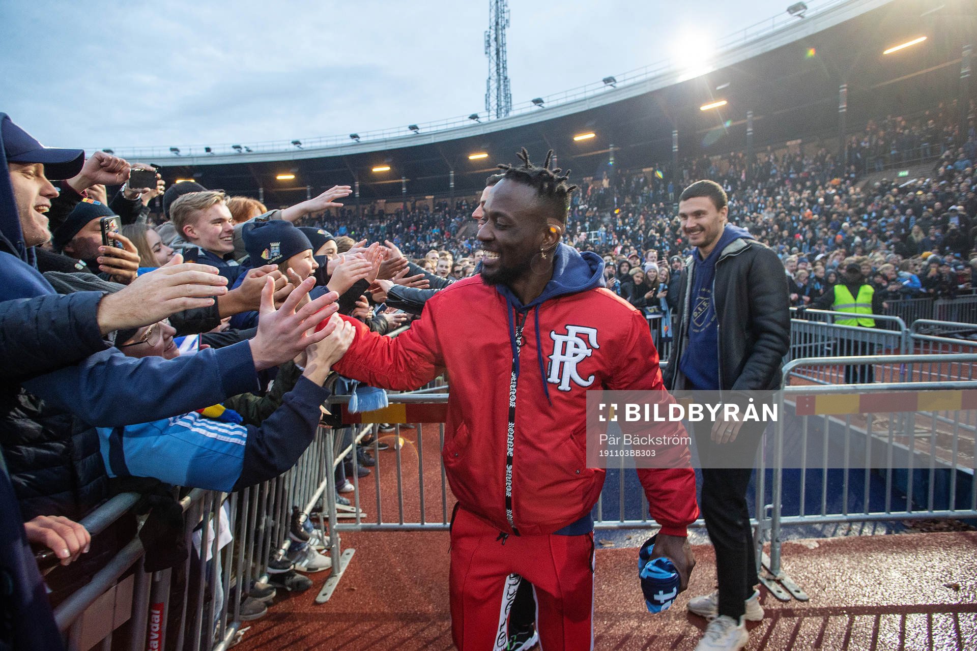 Mohamed Buya Turay hälsar på supportrar