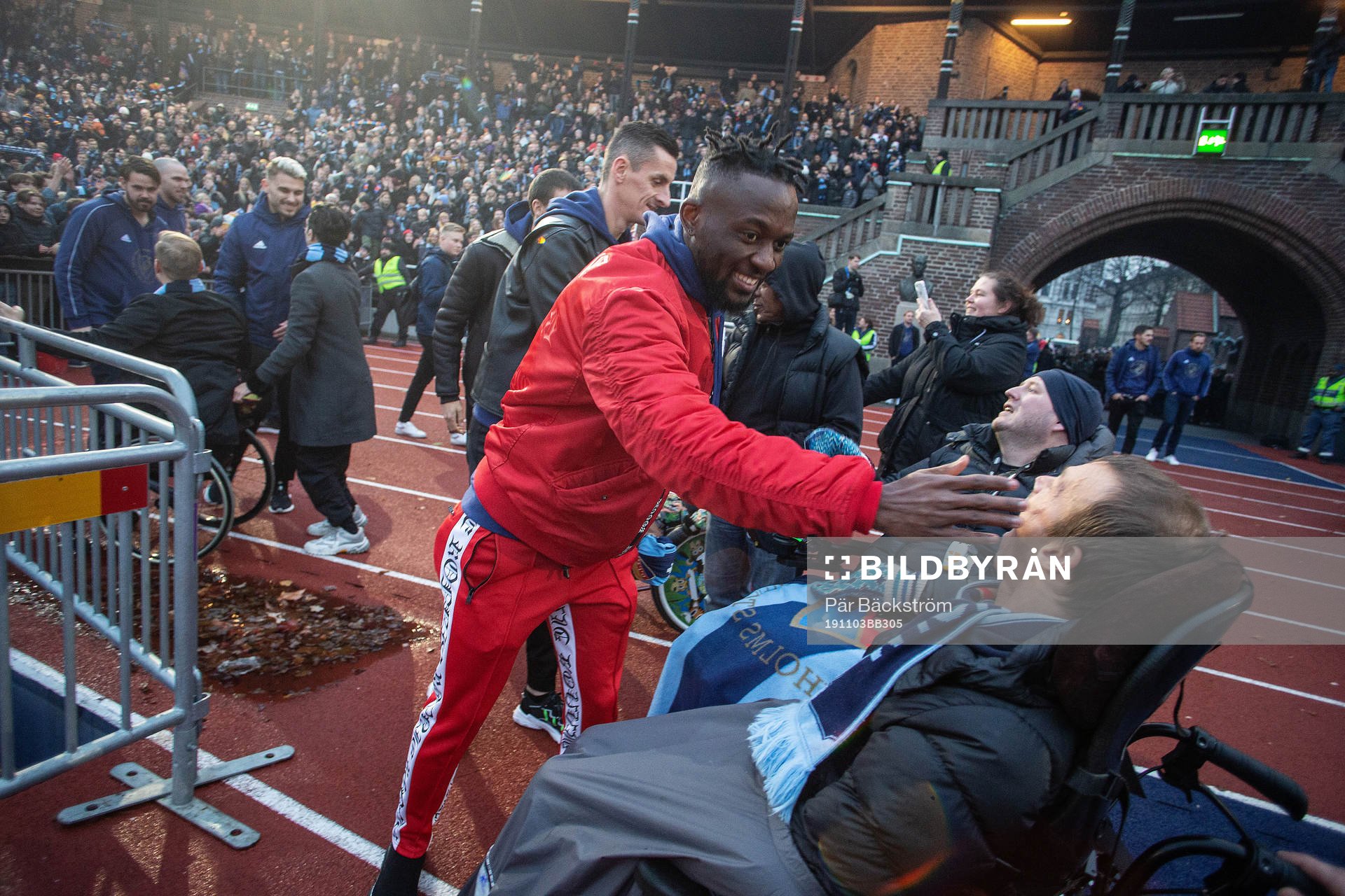 Mohamed Buya Turay hälsar på supportrar