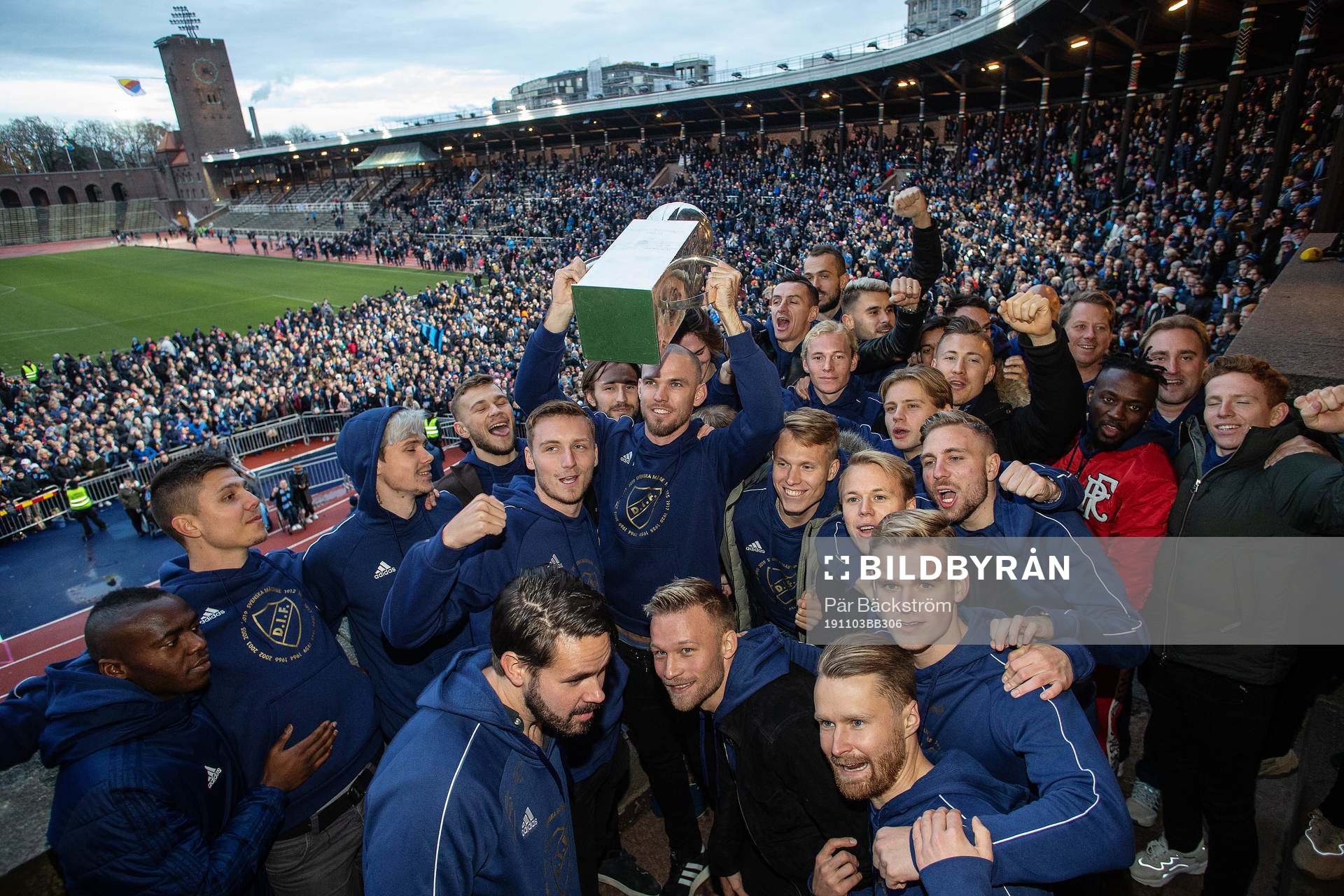 Marcus Danielson med lagkamrater lyfter Lennart Johanssons