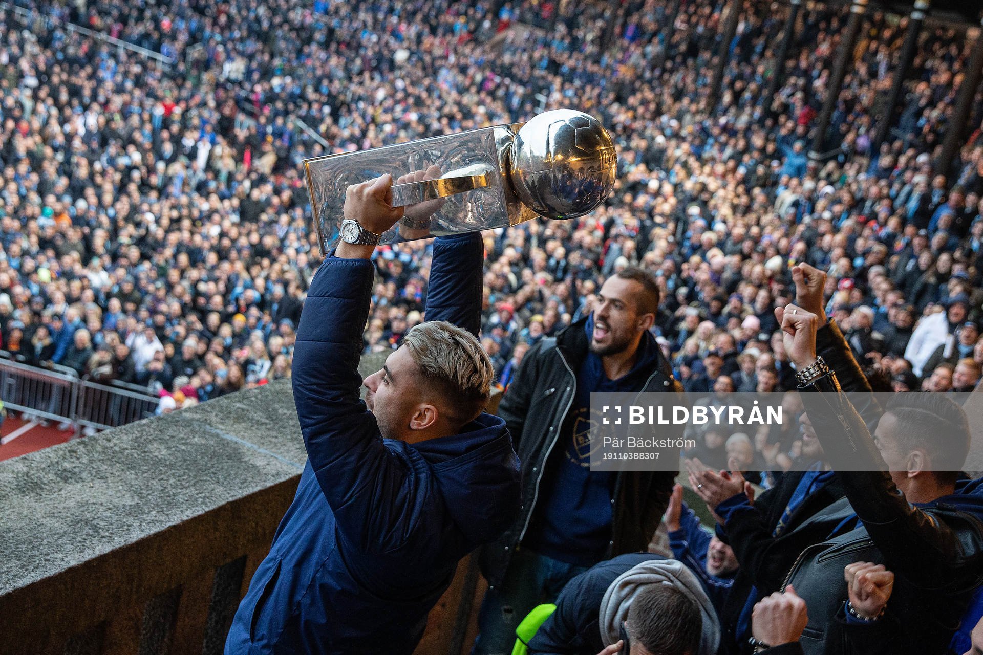 Astrit Ajdarevic med lagkamrater lyfter Lennart Johanssons pokal under Djurgårdens guldfirande på Stockholms Stadion den 3 november 2019 i Stockholm.