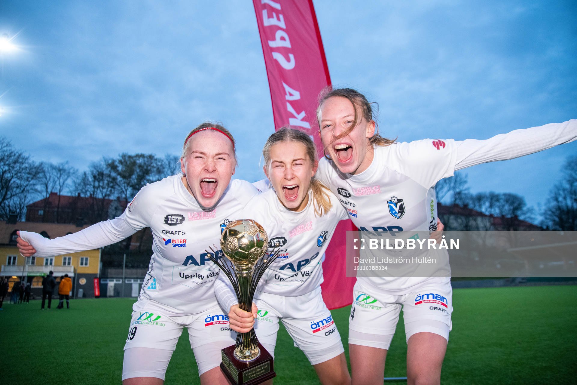 Växjös Alma Jönsson och Emma Jeppsson jublar