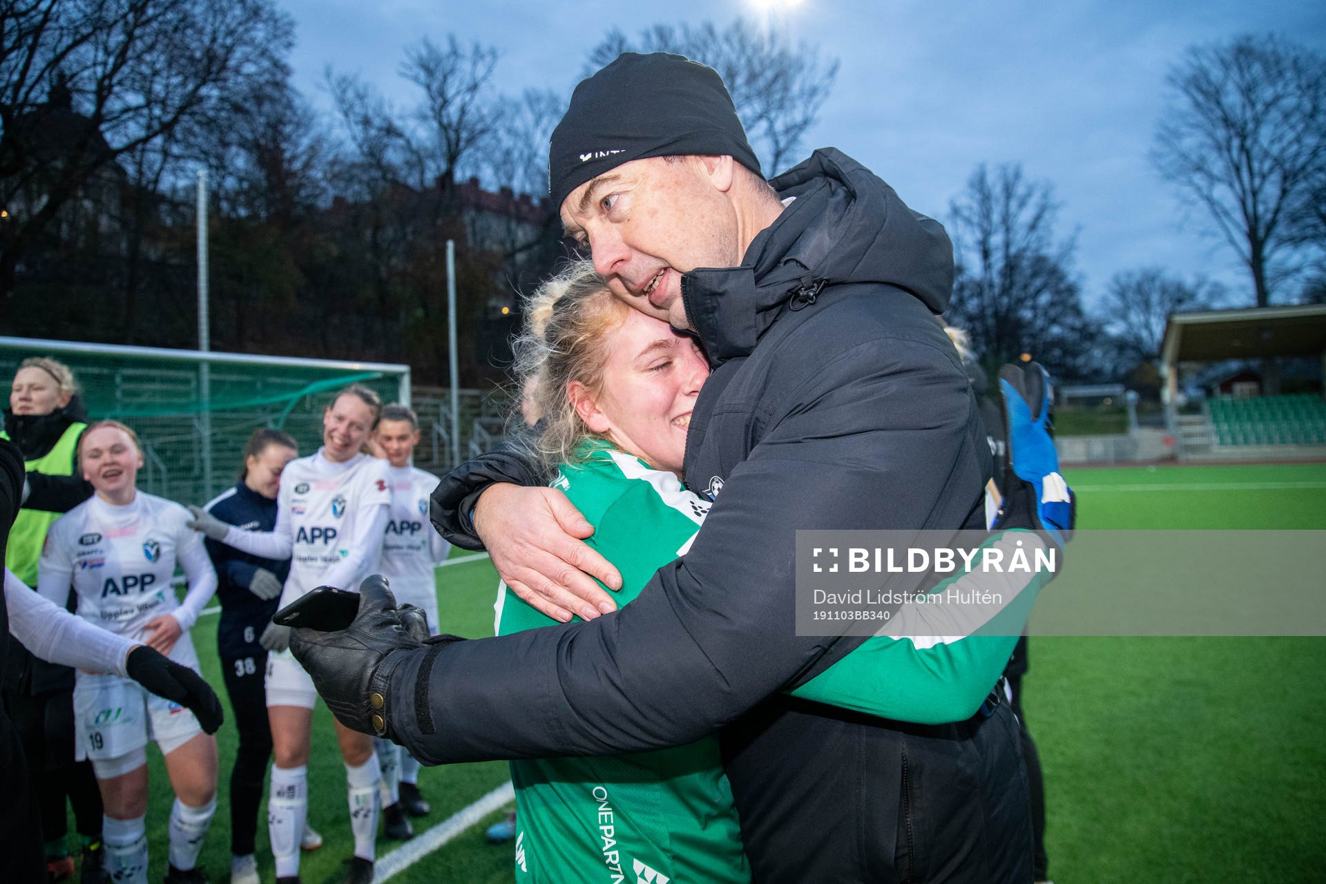 Växjös Moa Edrud och Mats Olsson jublar