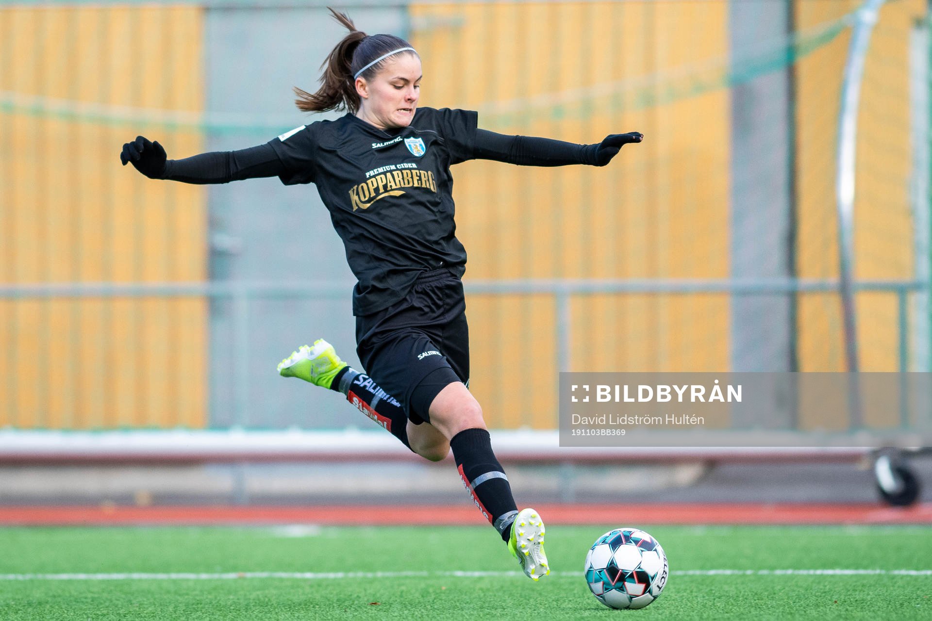 Göteborgs Hanna Wijk skjuter ett skott under fotbollsmatchen i F19-slutspelet mellan Kopparberg/Göteborg och Växjö den 3 november 2019 i Stockholm.