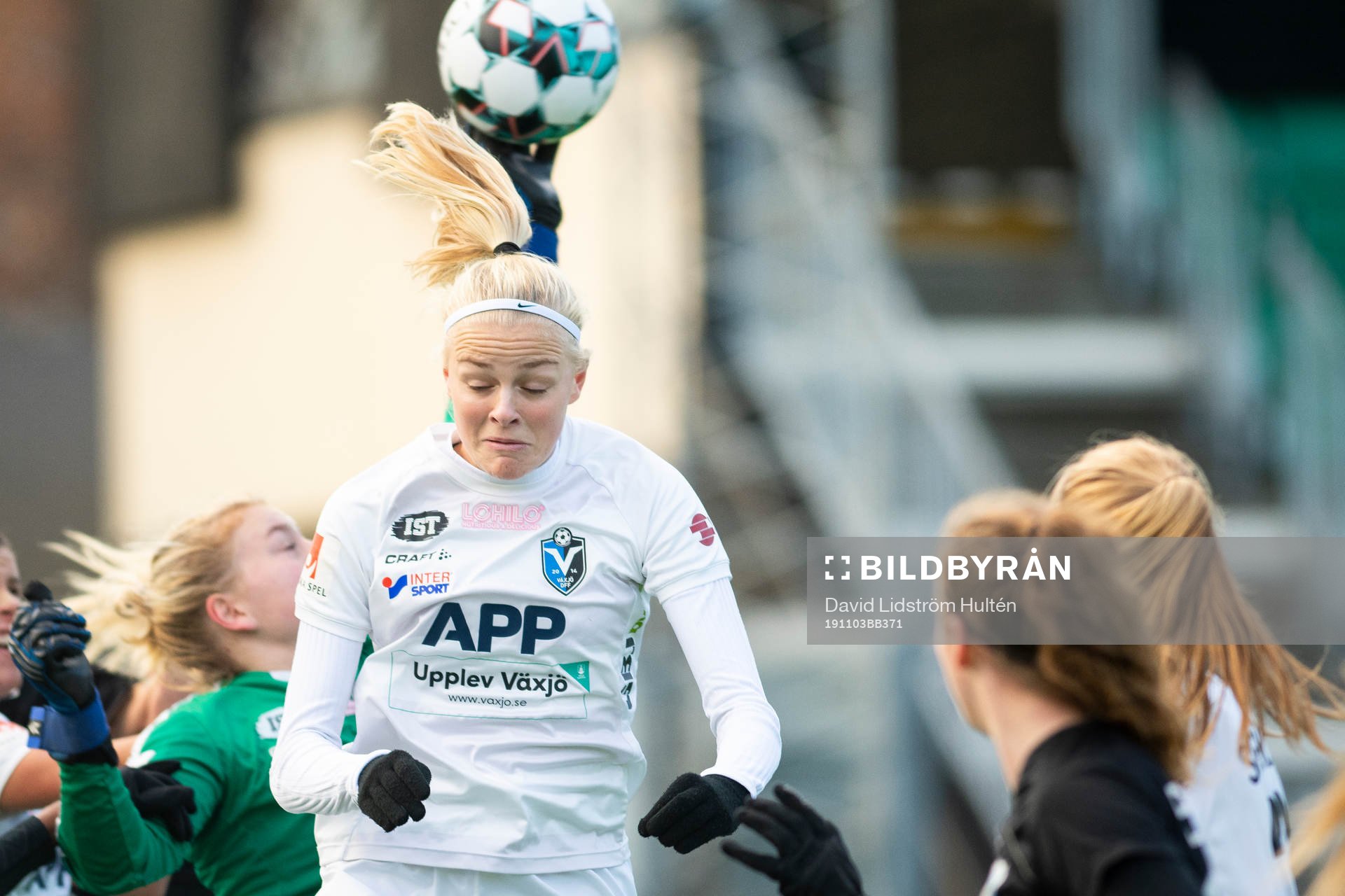 Växjös Agnes Jelander nickar bollen