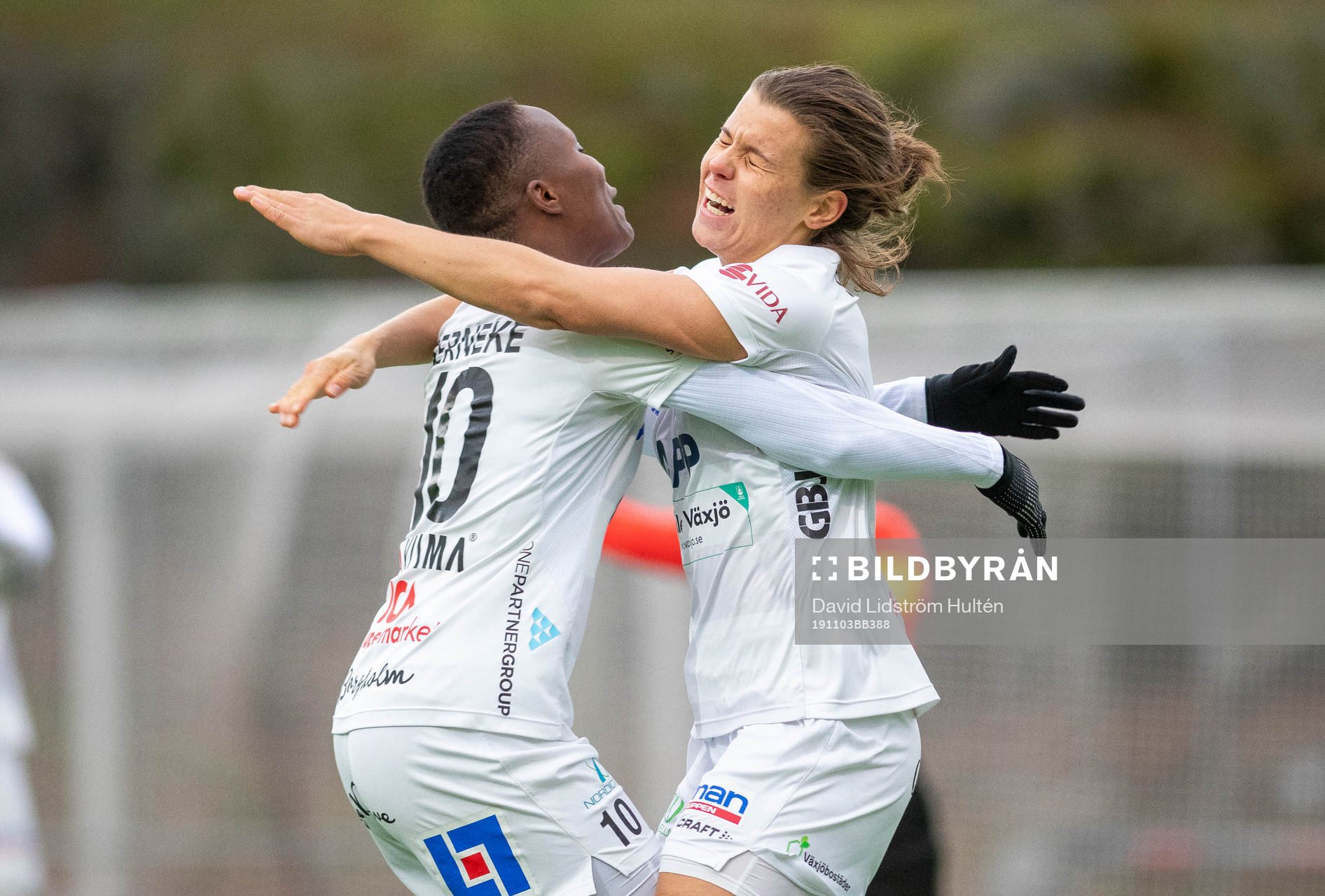 Växjös Ritah Kivumbi och Mimmi Strömgren jublar