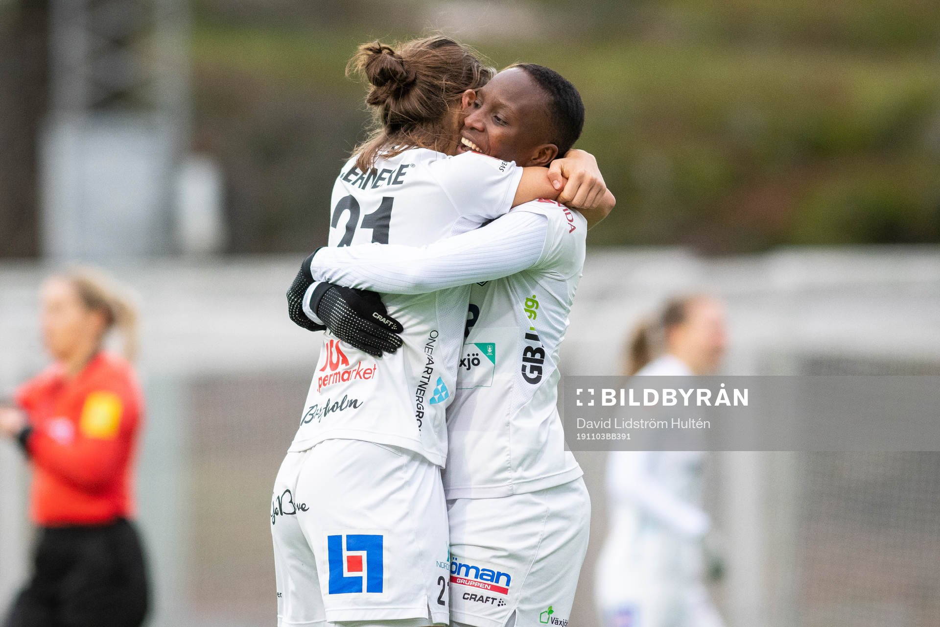 Växjös Ritah Kivumbi och Mimmi Strömgren jublar