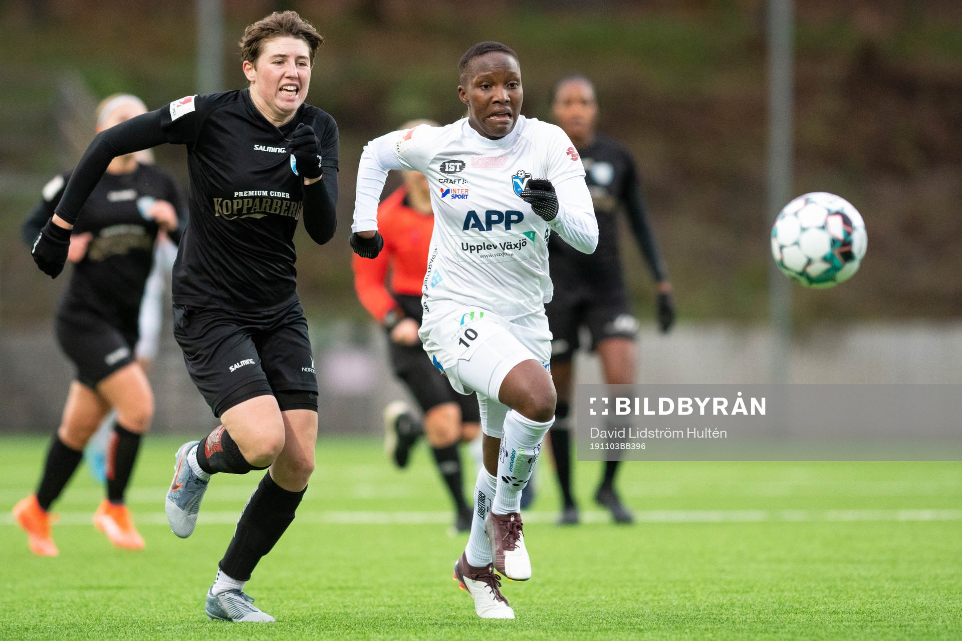 Växjös Ritah Kivumbi och Göteborgs Irmeli Jonsson under fotbollsmatchen i F19-slutspelet mellan Kopparberg/Göteborg och Växjö den 3 november 2019 i Stockholm.
