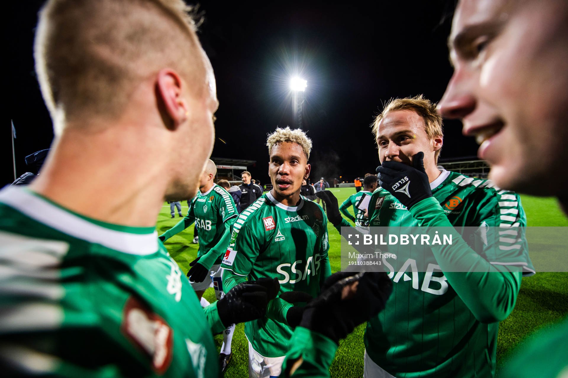 Brages Seth Kanteh Hellberg jublar med lagkamrater