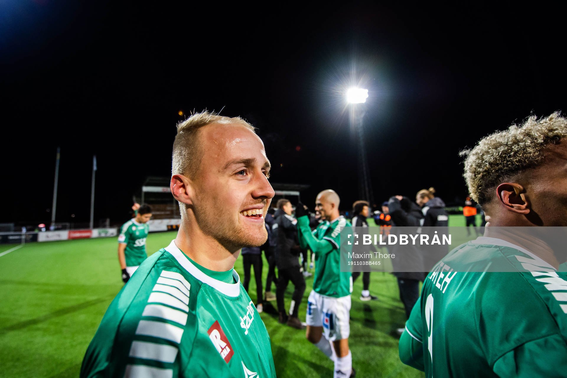Brages Anton Lundin jublar efter fotbollsmatchen i Superettan mellan Brage och Västerås den 3 november 2019 i Borlänge.