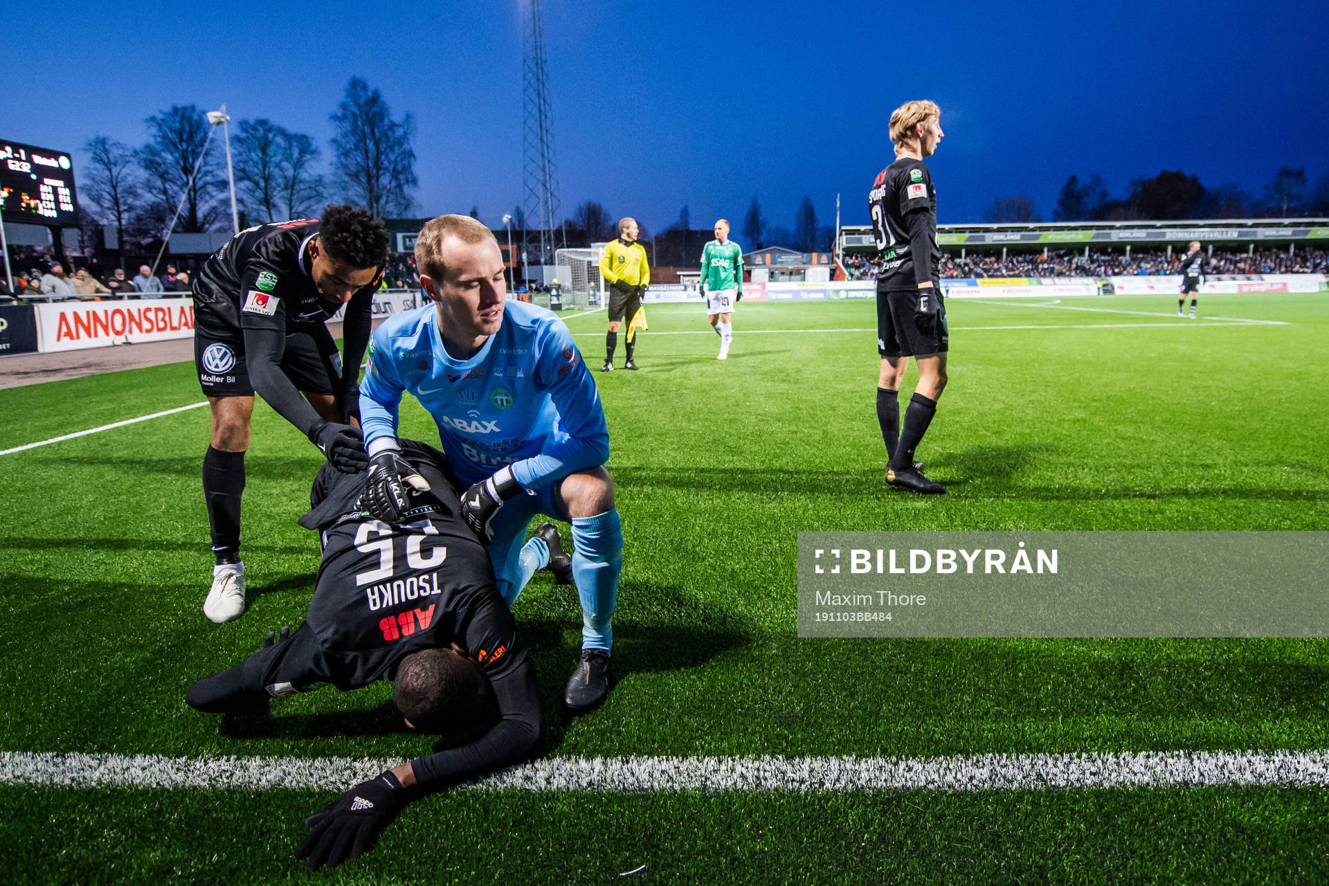 Västerås Ravy Tsouka Dozi ses om av målvakt Daniel