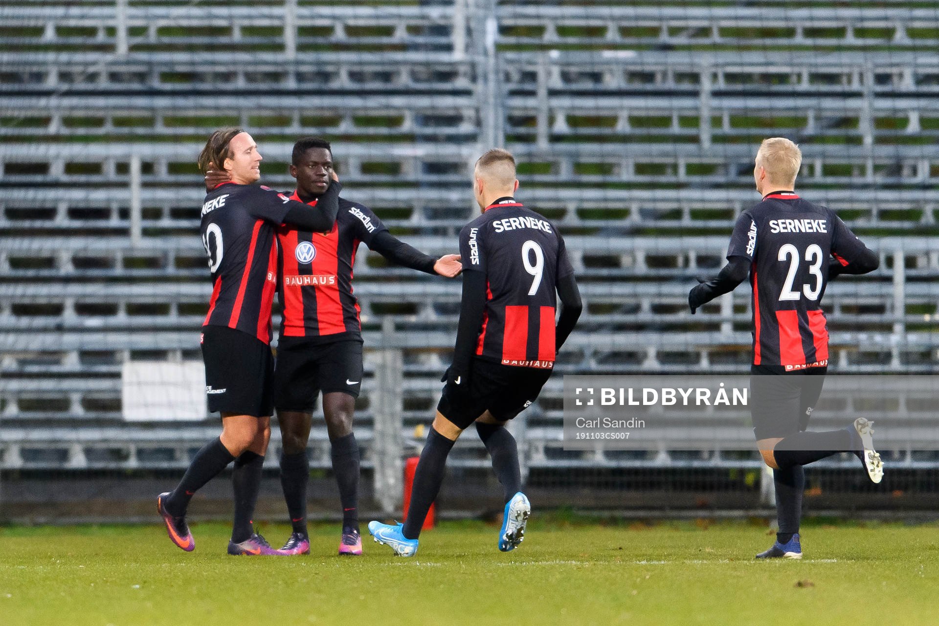 Brommapojkarnas Eric Johana Omondi jublar