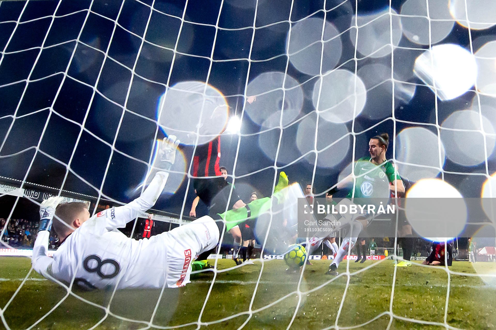Jönköpings Edin Hamidovic gör 1-1 bakom Brommapojkarnas målvakt Hampus Elgan under fotbollsmatchen i Superettan mellan Jönköping Södra och Brommapojkarna den 3 november 2019 i Jönköping.