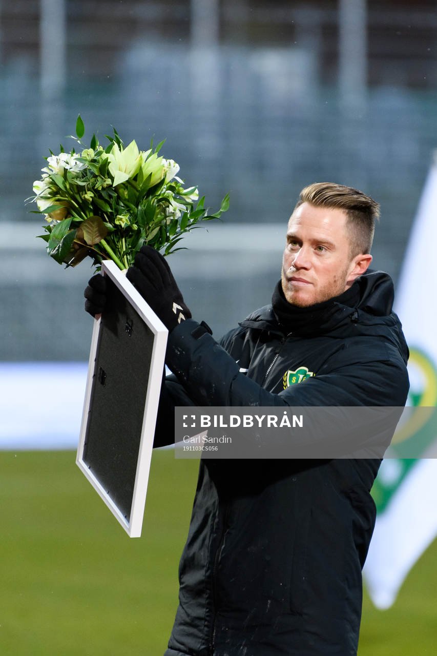 Jönköpings Tommy Thelin tackas av innan fotbollsmatchen i