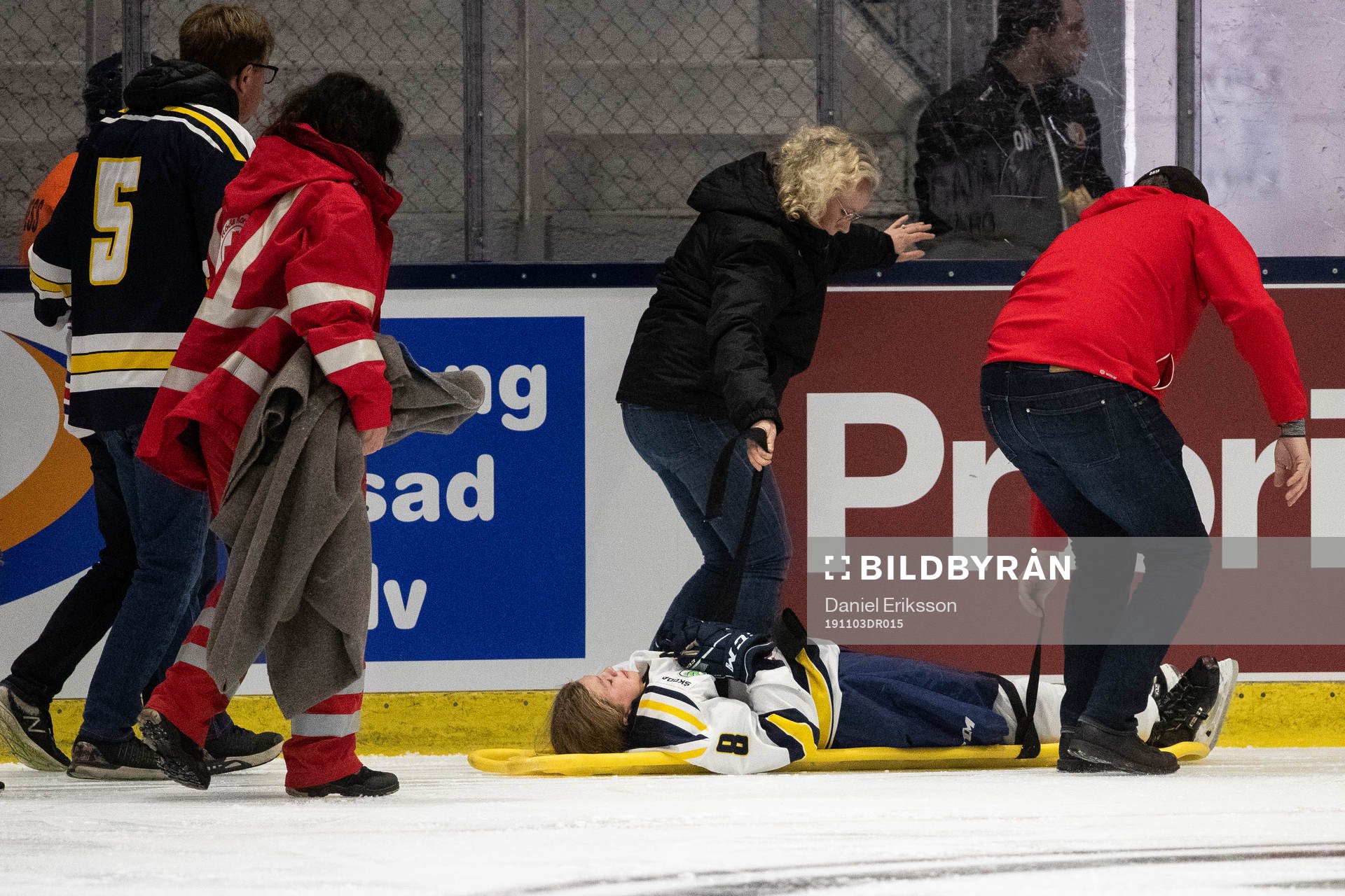 Ångermanlands Ebba Hedqvist skadas och bärs av isen på