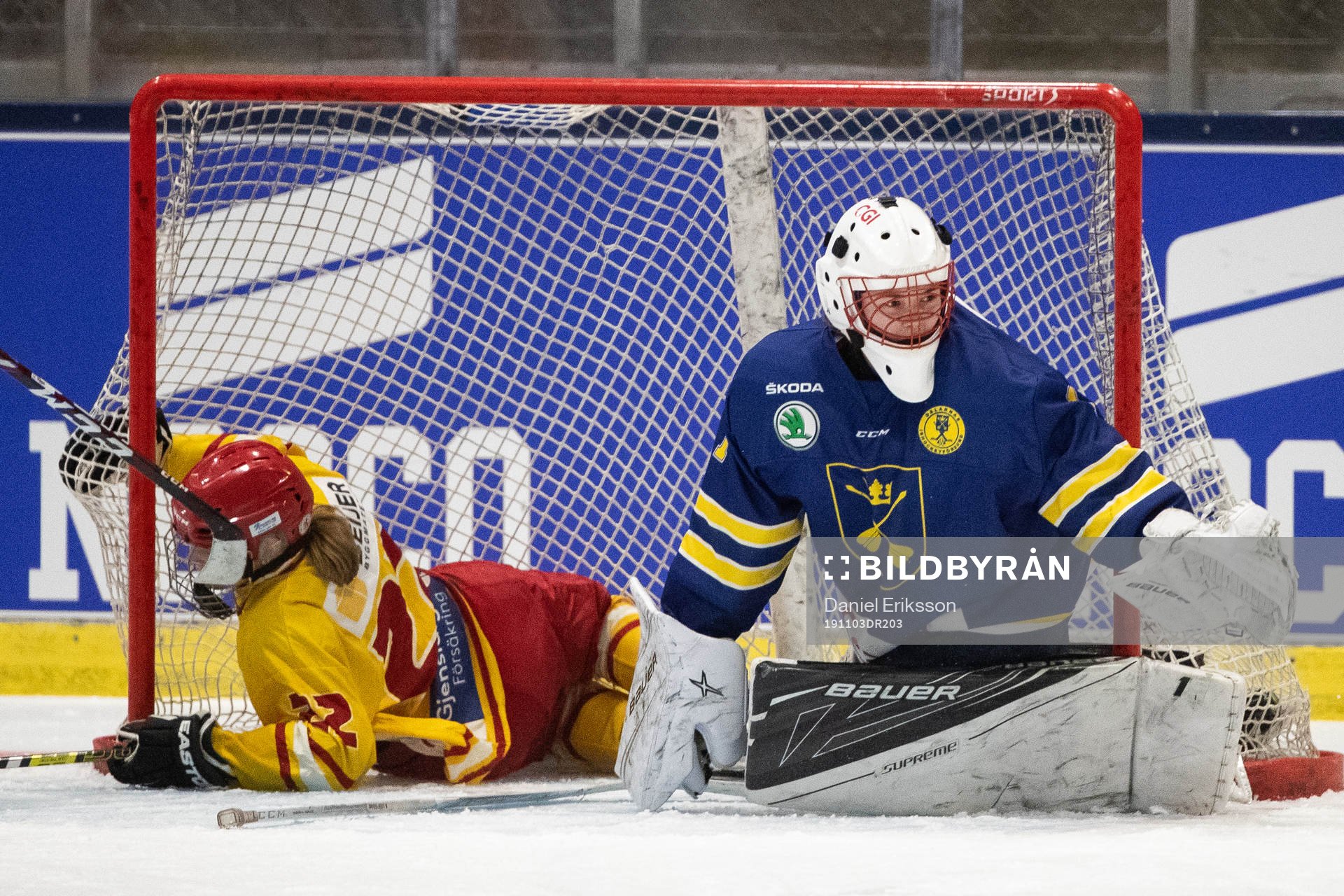 Smålands Linn Moberg och Dalarnas målvakt Emmy Nordström
