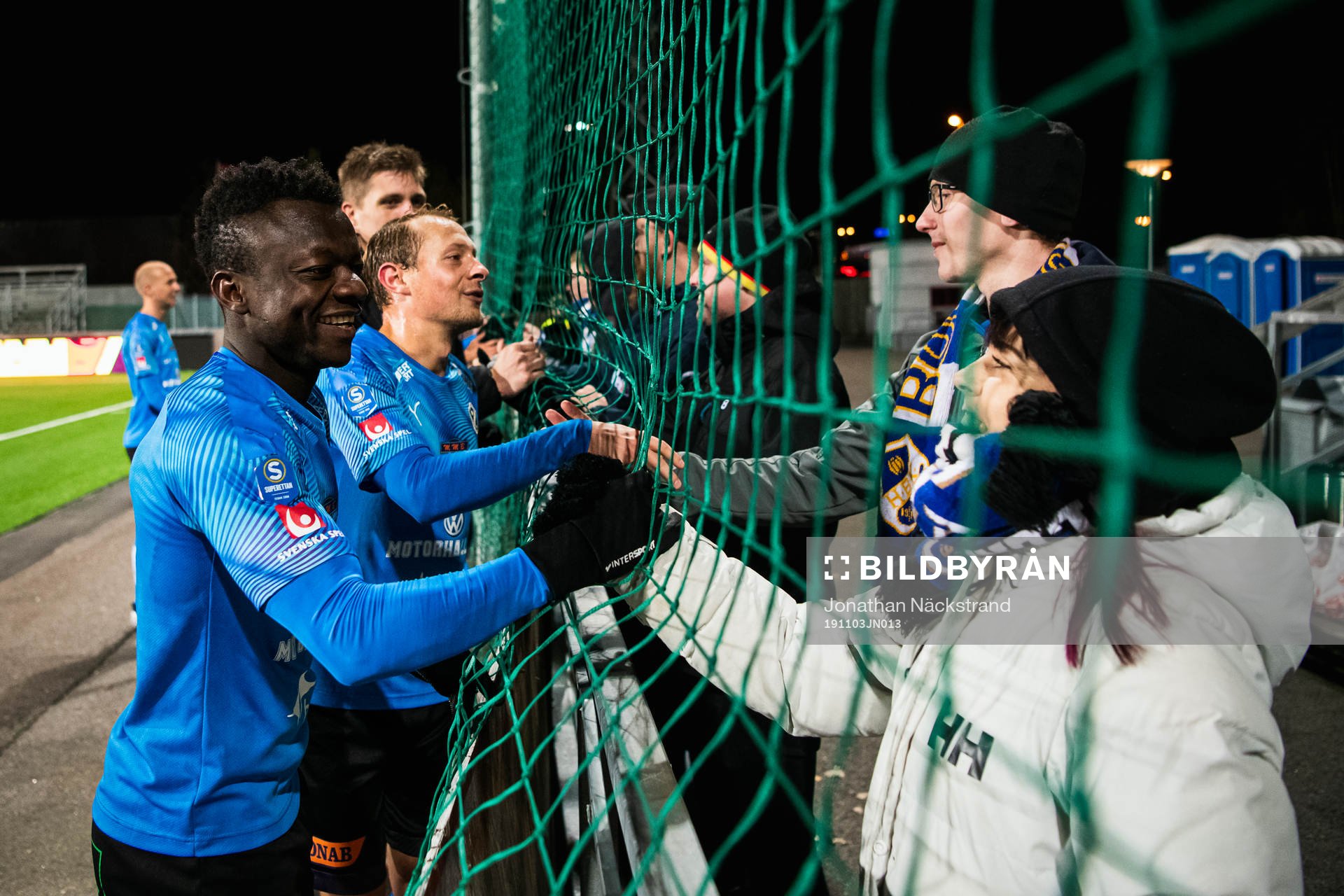 Halmstads Thomas Boakye och Joel Allansson  tackar