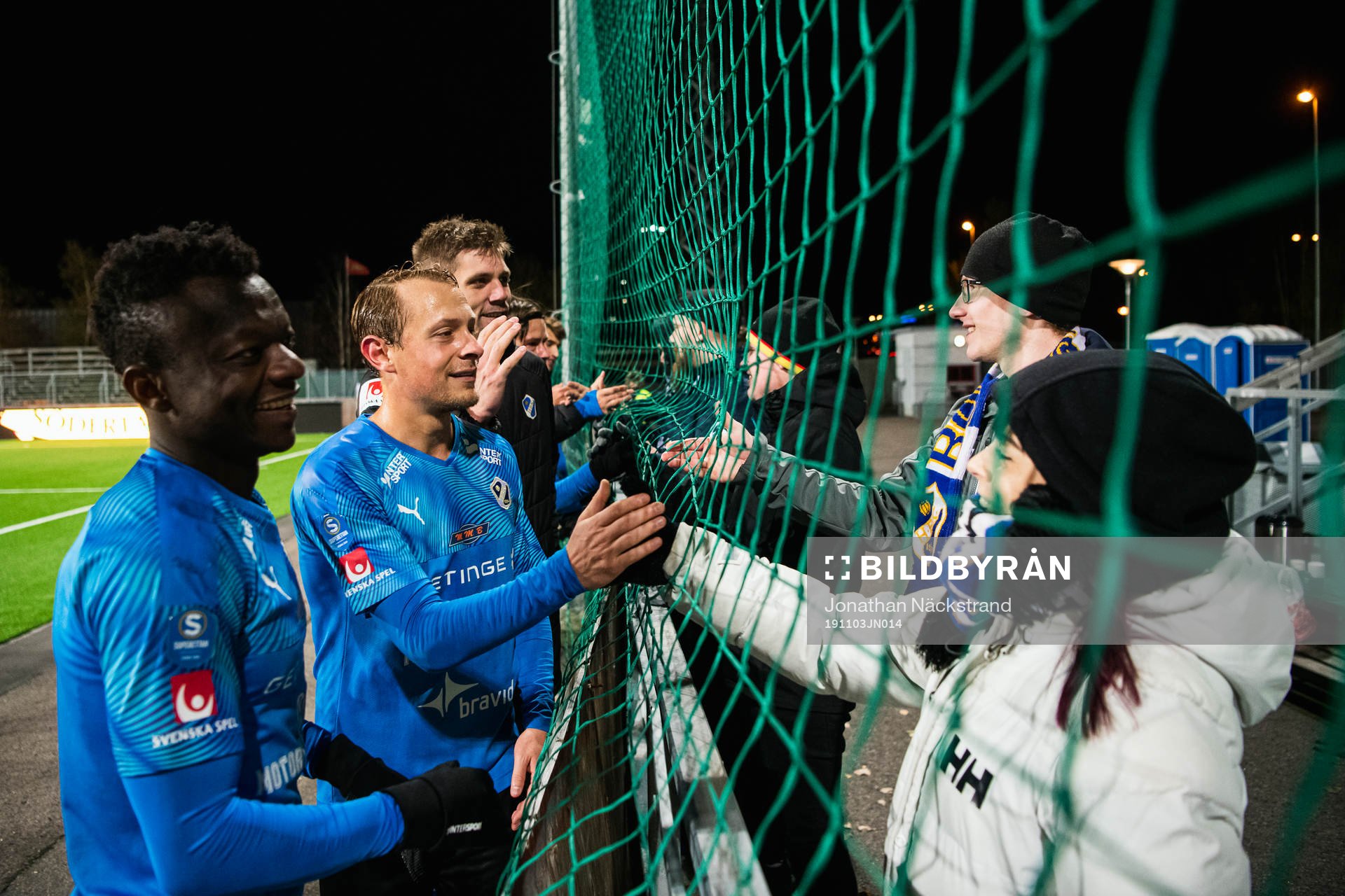Halmstads Thomas Boakye och Joel Allansson  tackar