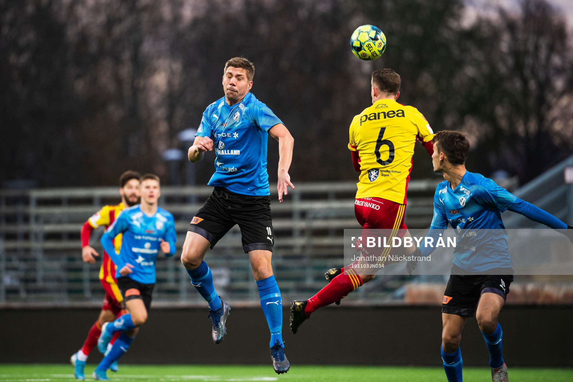 Halmstads Mikael Boman och Syrianskas Noi Olafsson i en