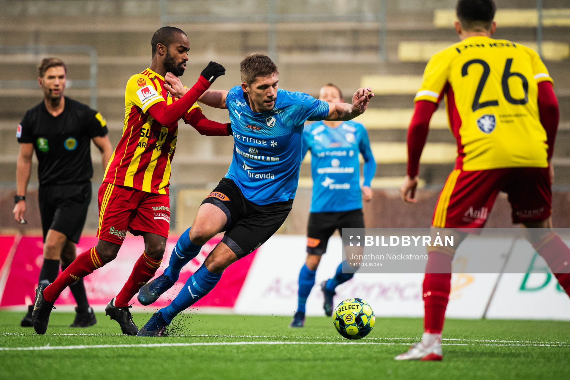 Halmstads Mikael Boman och Syrianskas Success Chimankpa