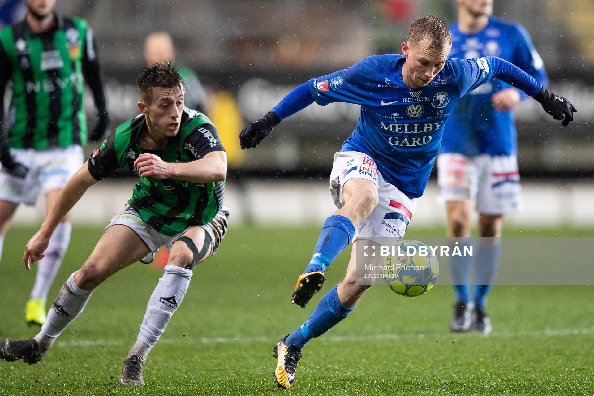 GAIS Leonard Pllana och Trelleborgs Albin Nilsson under fotbollsmatchen i Superettan mellan GAIS och Trelleborg den 3 november 2019 i Göteborg.