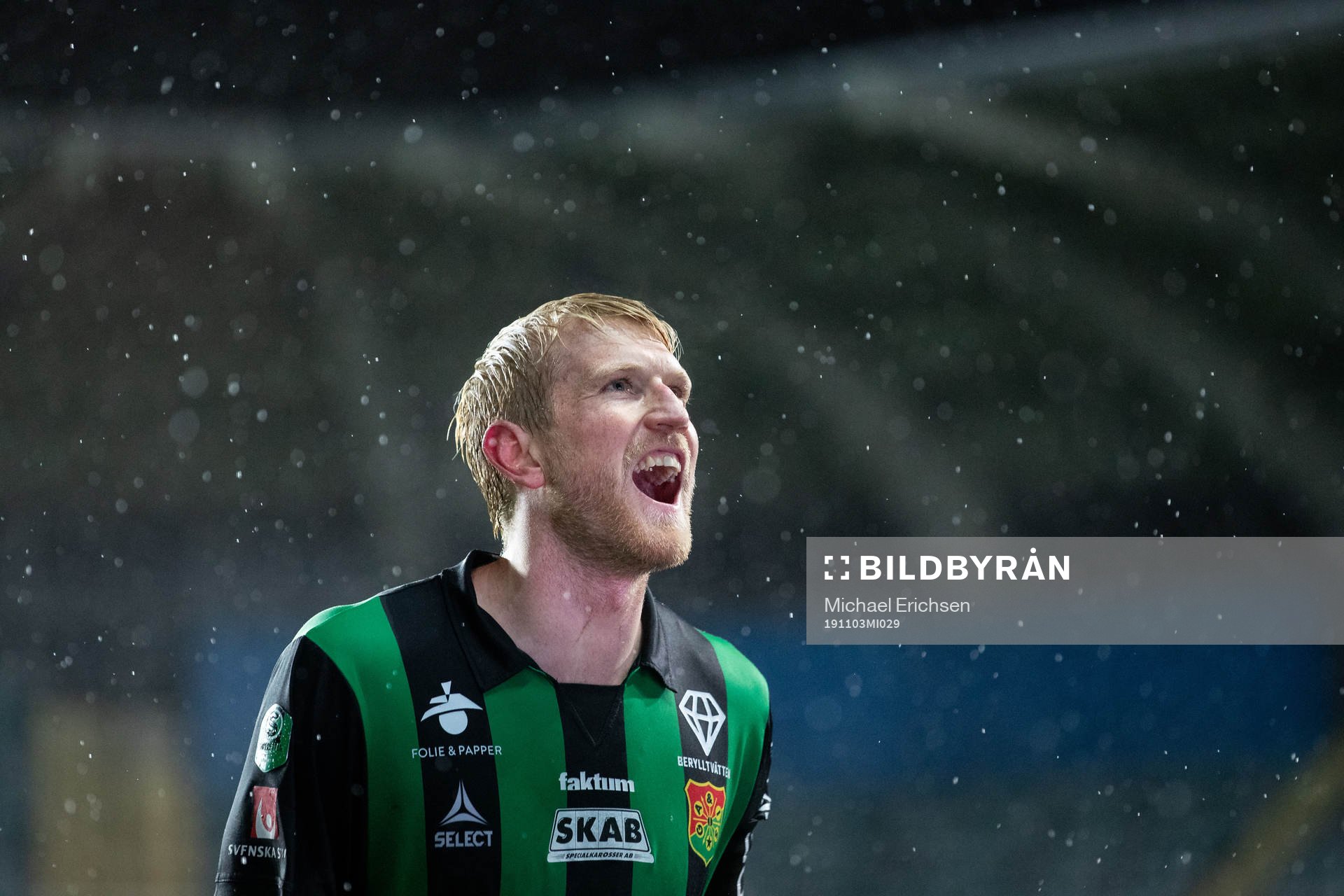 GAIS Carl Elfgren Nyström sjunger för klacken efter fotbollsmatchen i Superettan mellan GAIS och Trelleborg den 3 november 2019 i Göteborg.