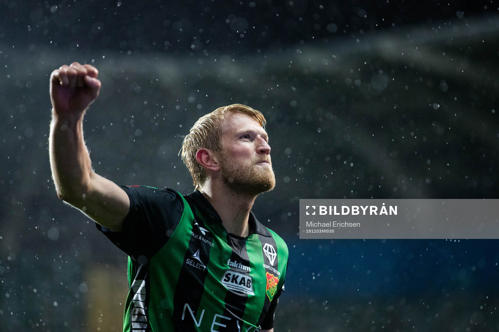 GAIS Carl Elfgren Nyström sjunger för klacken efter fotbollsmatchen i Superettan mellan GAIS och Trelleborg den 3 november 2019 i Göteborg.