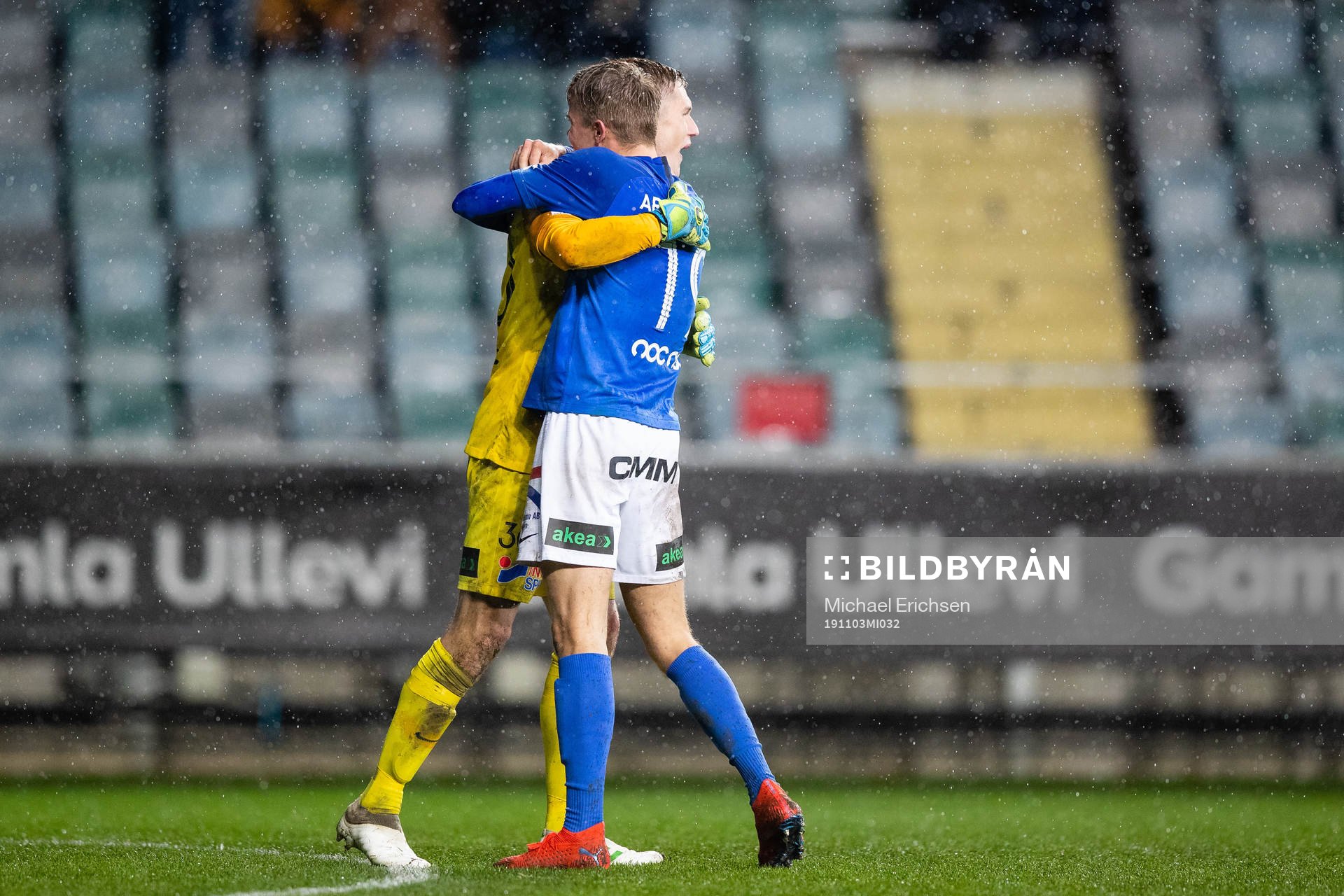 Trelleborgs Niklas Bröndsted Vesterlund jublar ihop med