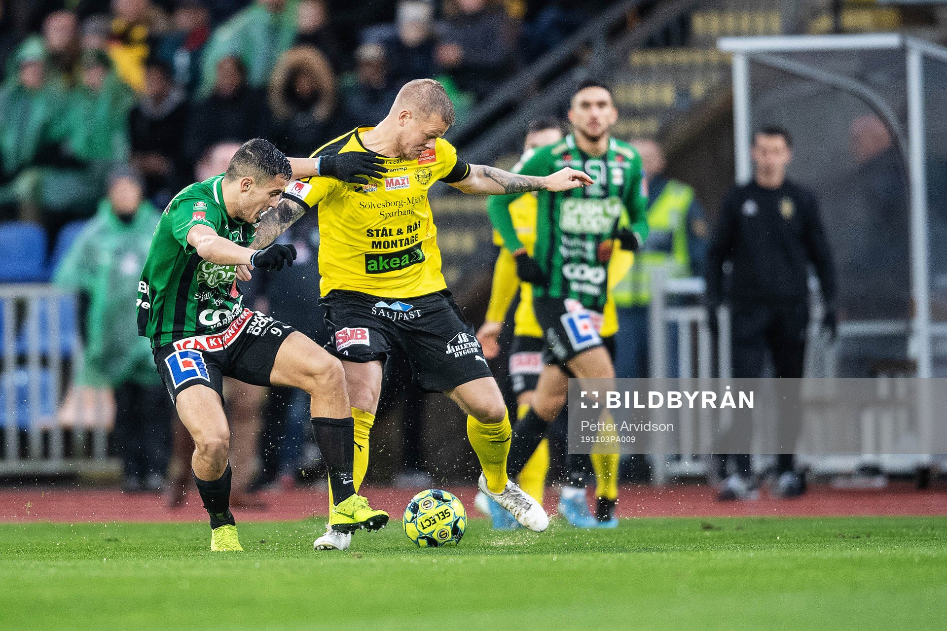 Varbergs Astrit Seljmani och Mjällbys David Löfquist
