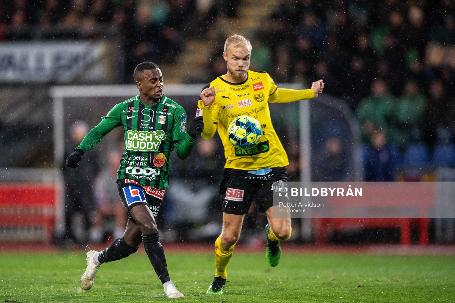 Varbergs Nahom Girmai Netabay och Mjällbys Viktor Gustafson