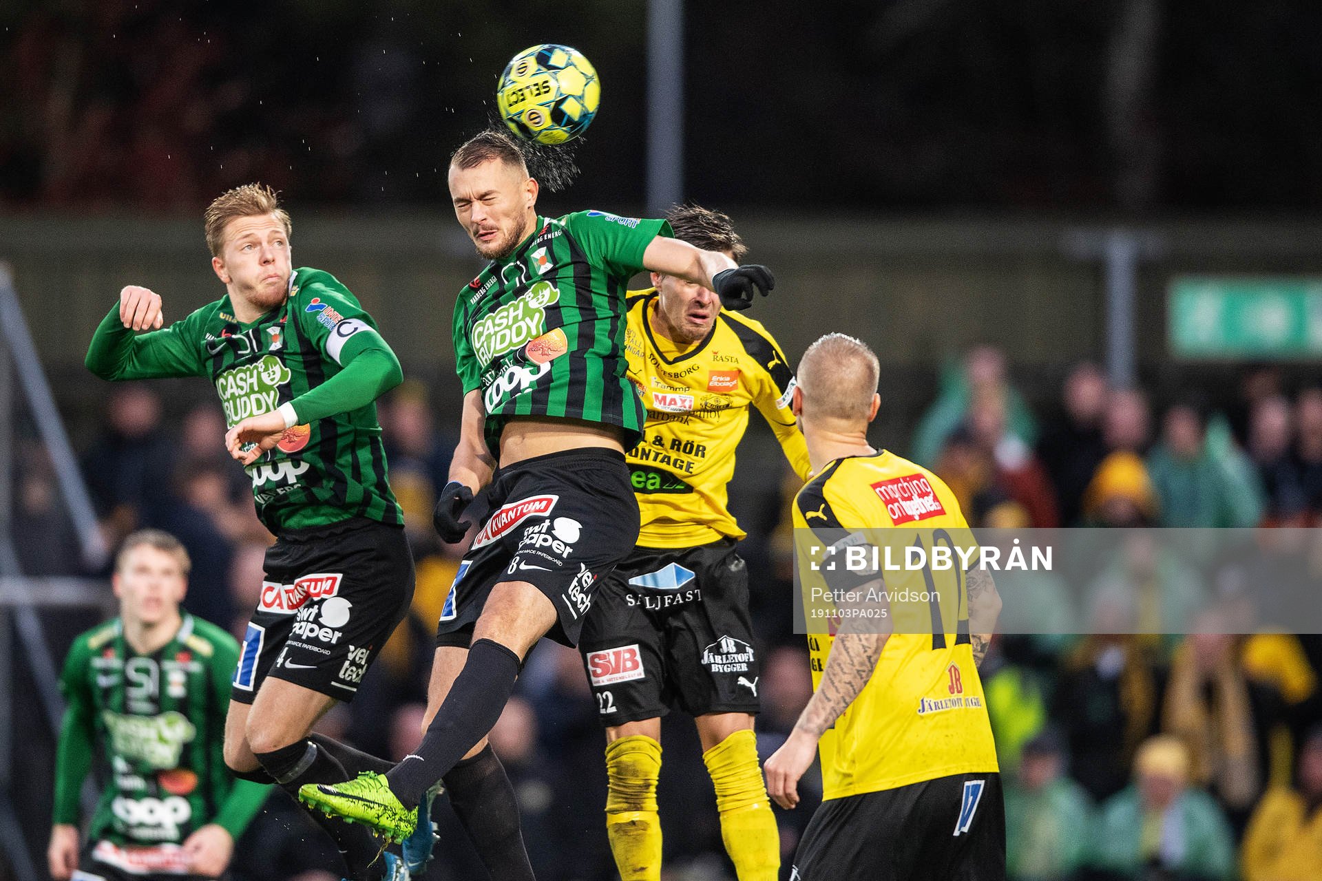 Varbergs Jesper Modig och Albert Ejupi under fotbollsmatchen i Superettan mellan Varberg och Mjällby den 3 november 2019 i Varberg.