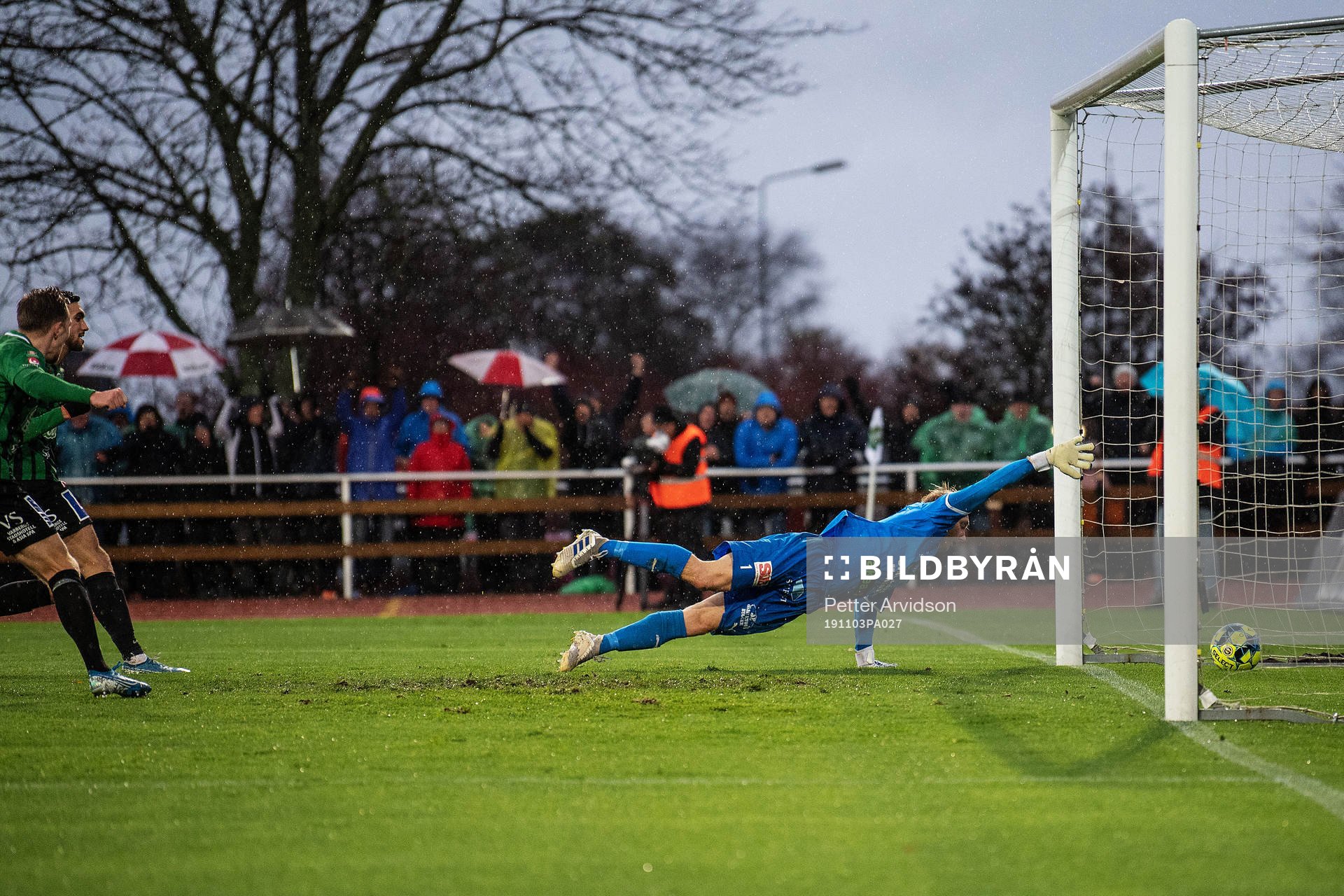 Varbergs Astrit Seljmani gör 1-1 bakom Mjällbys målvakt