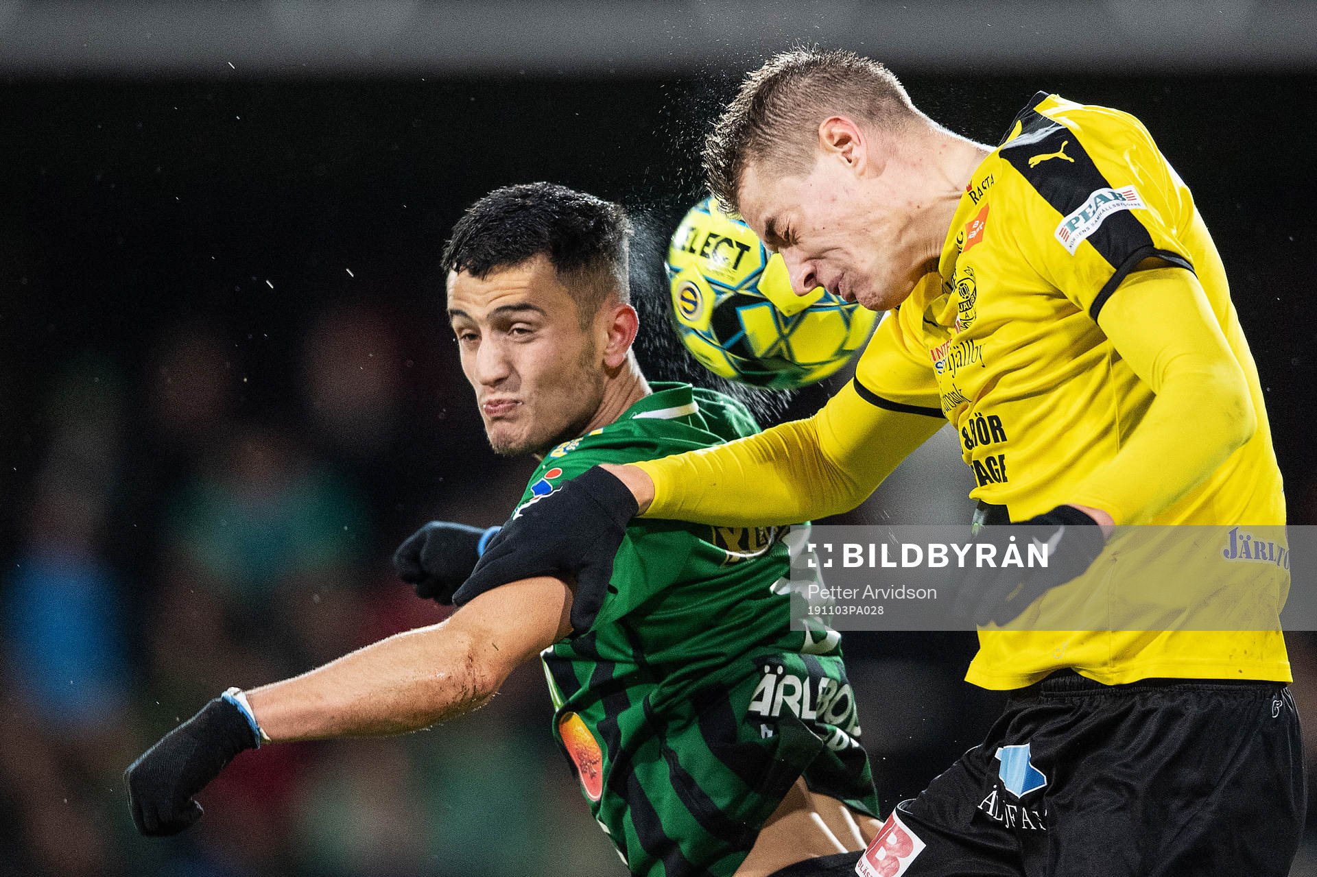 Mjällbys Jesper Löfgren och Varbergs Astrit Seljmani