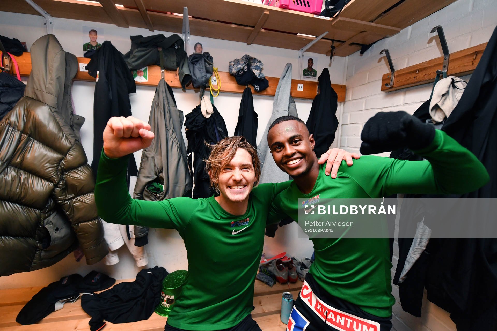 Varbergs Robin Book och Nahom Girmai Netabay  jublar i