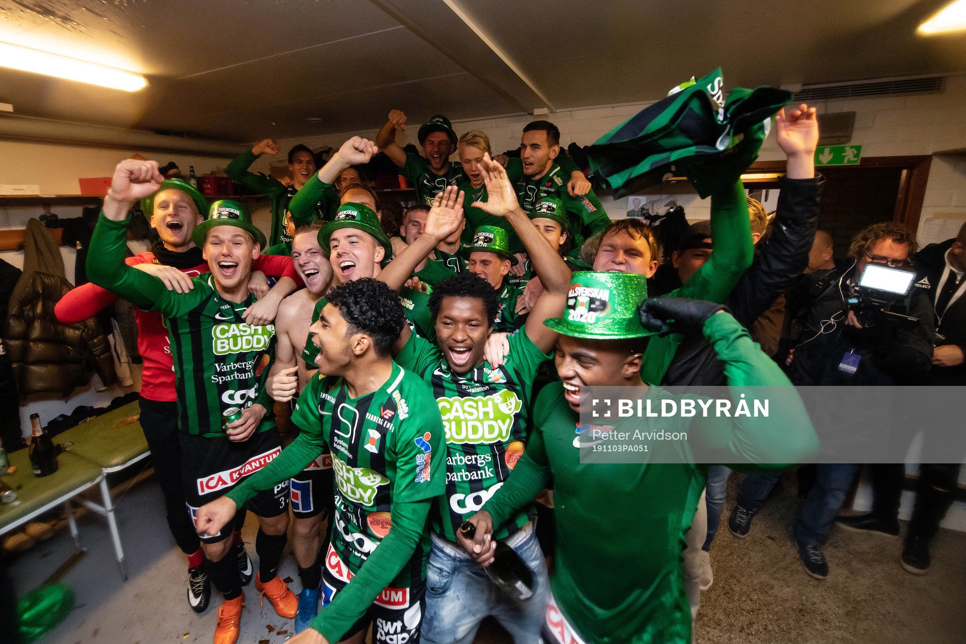 Varbergs spelare jublar i omklädningsrummet