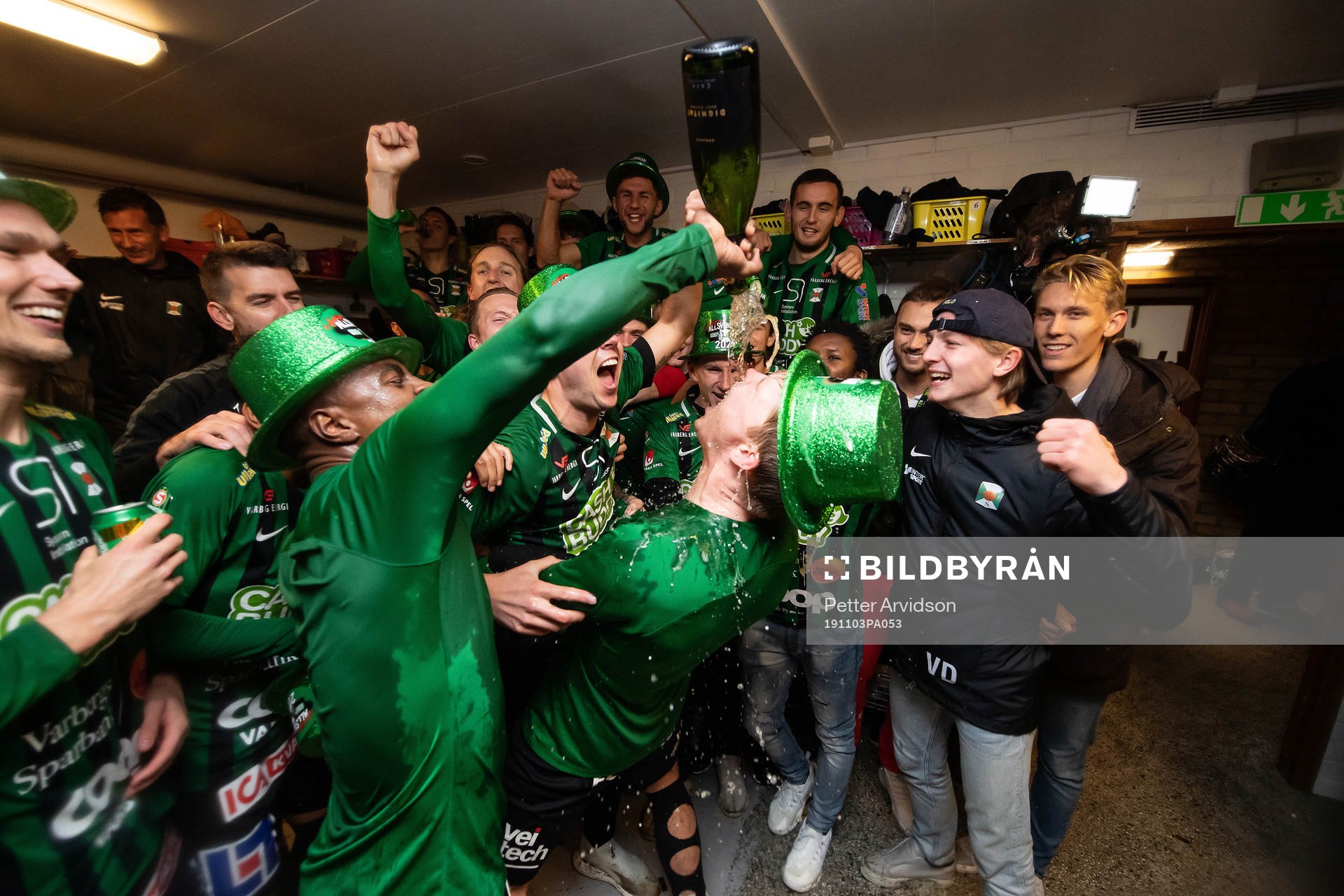 Varbergs Anton Liljenbäck jublar i omklädningsrummet