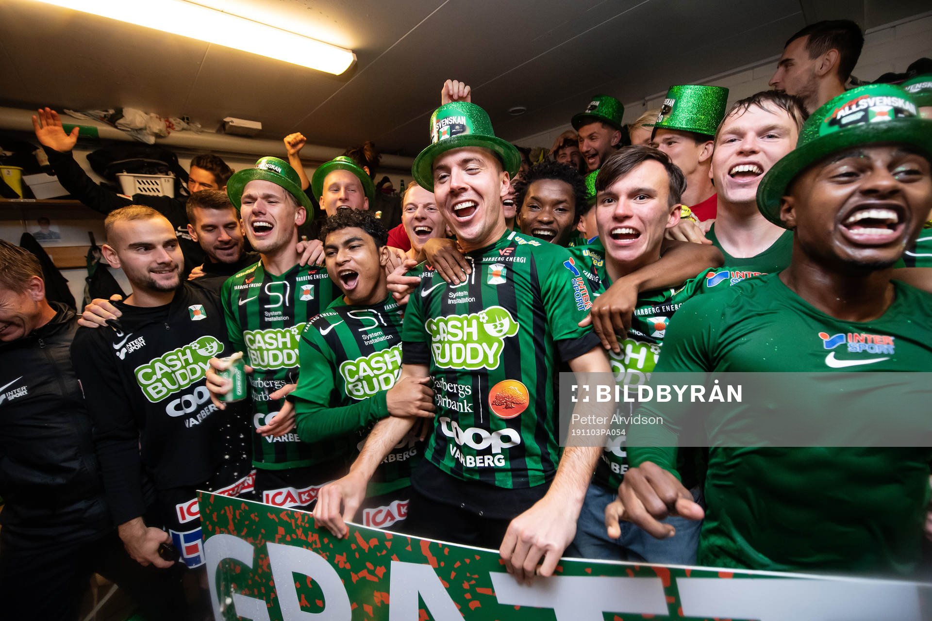 Varbergs Sebastian Möller jublar med lagkamrater i