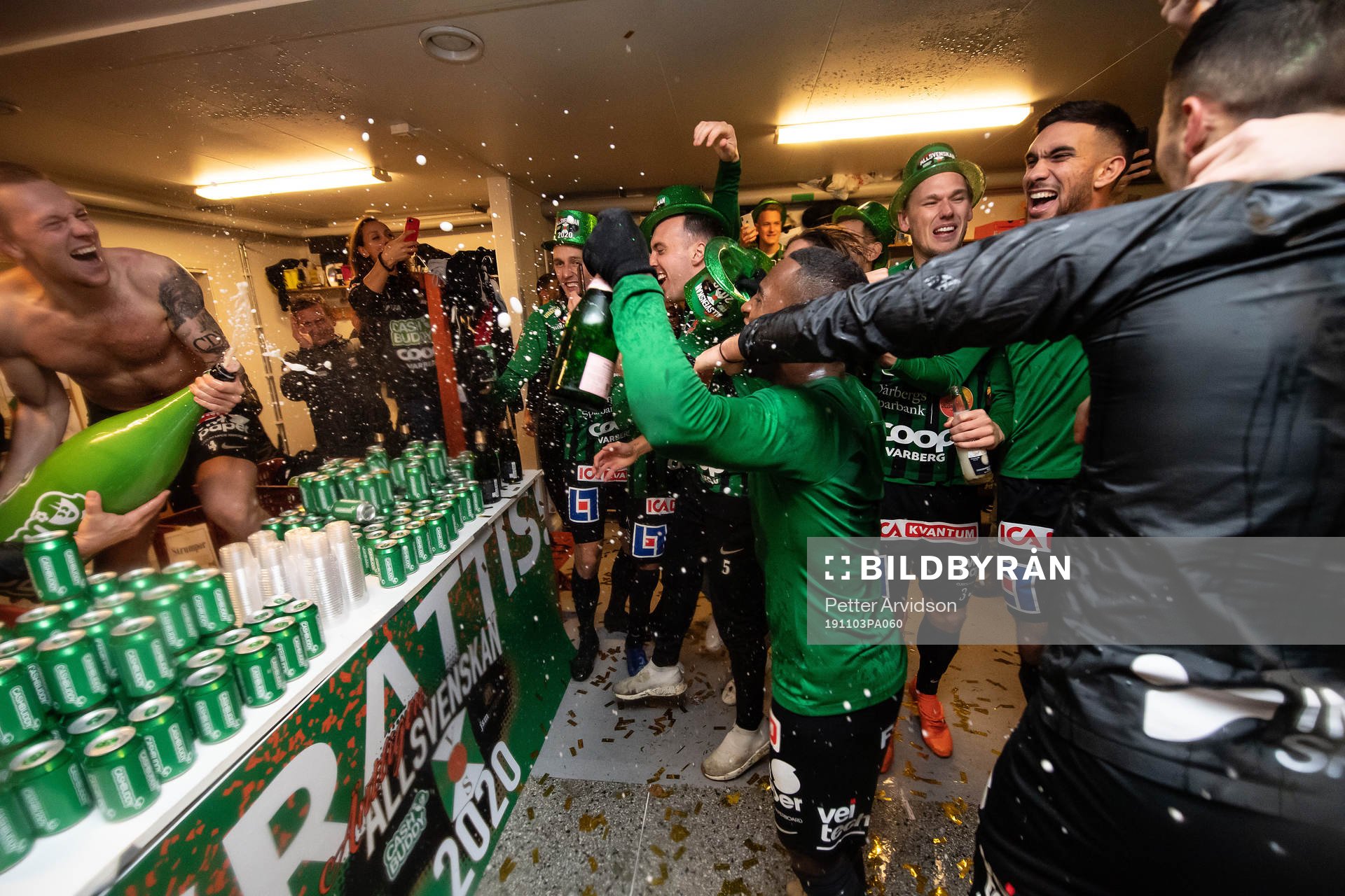 Varbergs spelare jublar i omklädningsrummet