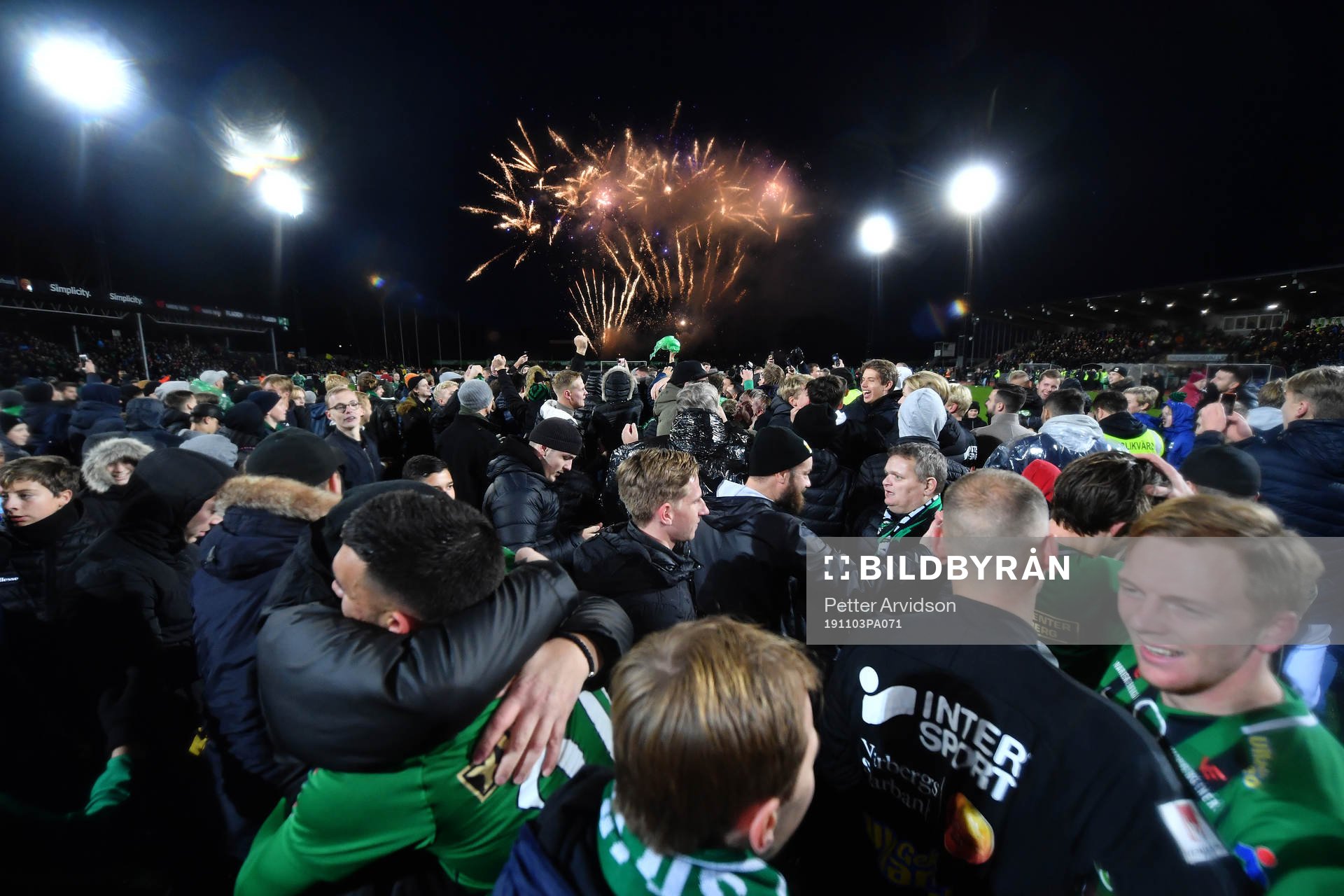 Varbergs supportrar stormar planen