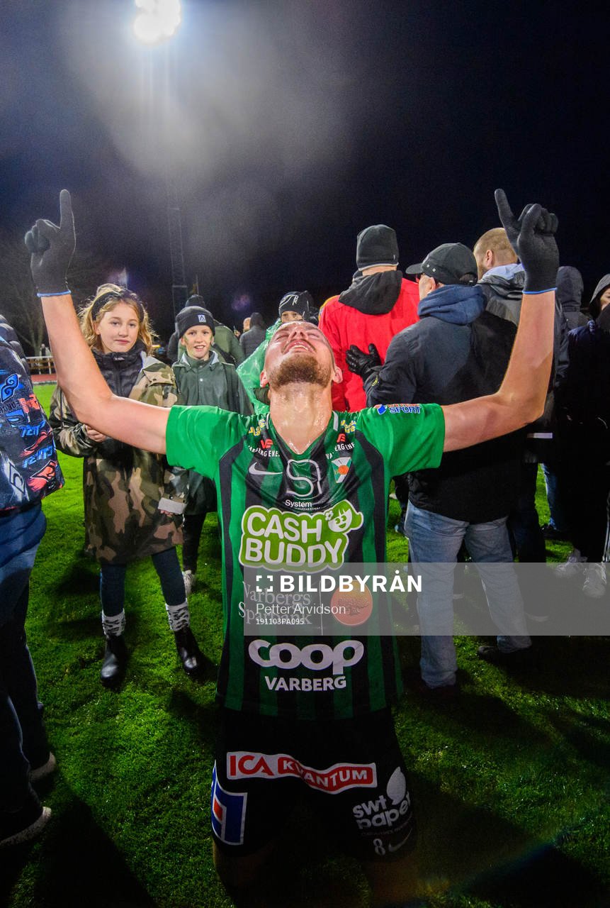 Varbergs Albert Ejupi jublar efter avancemang till Allsvenskan 2020 efter fotbollsmatchen i Superettan mellan Varberg och Mjällby den 3 november 2019 i Varberg.