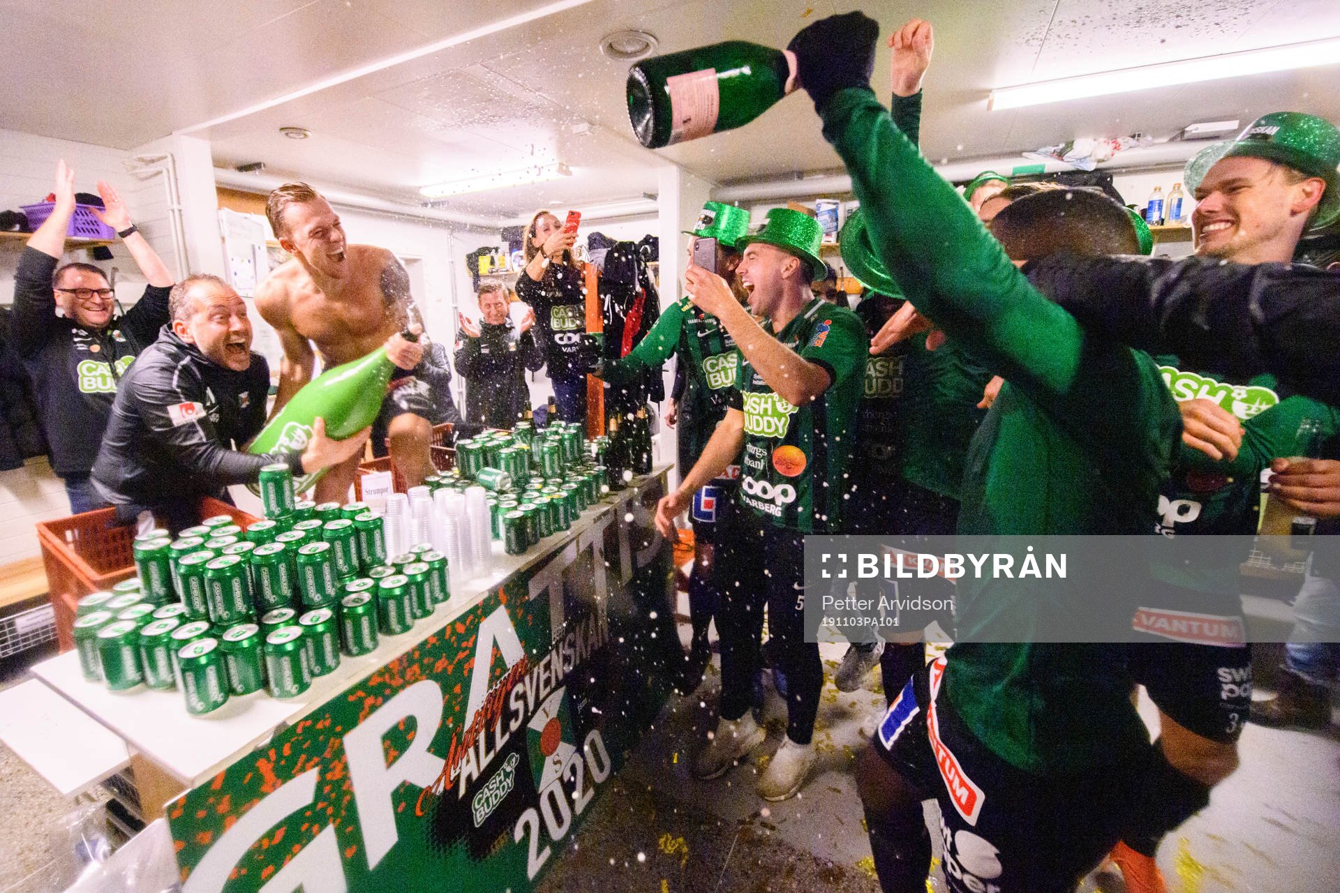 Varbergs assisterande tränare Daniel Milovanovic och Jesper Modig jublar med champagne omklädningsrummet efter avancemang till Allsvenskan 2020 efter fotbollsmatchen i Superettan mellan Varberg och Mjällby den 3 november 2019 i Varberg.